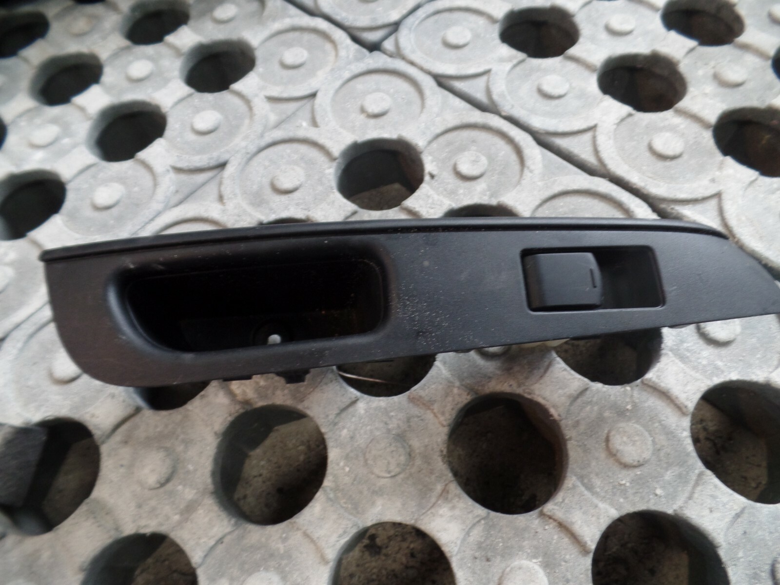 MK2 Nissan Note 2015 – Driver Side Rear O/S/R Window Switch / Door Handle