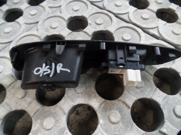 MK2 Nissan Note 2015 - Driver Side Rear O/S/R Window Switch / Door Handle - Image 2