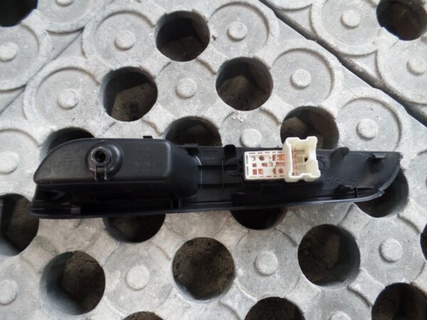 MK2 Nissan Note 2015 - Driver Side Rear O/S/R Window Switch / Door Handle - Image 3