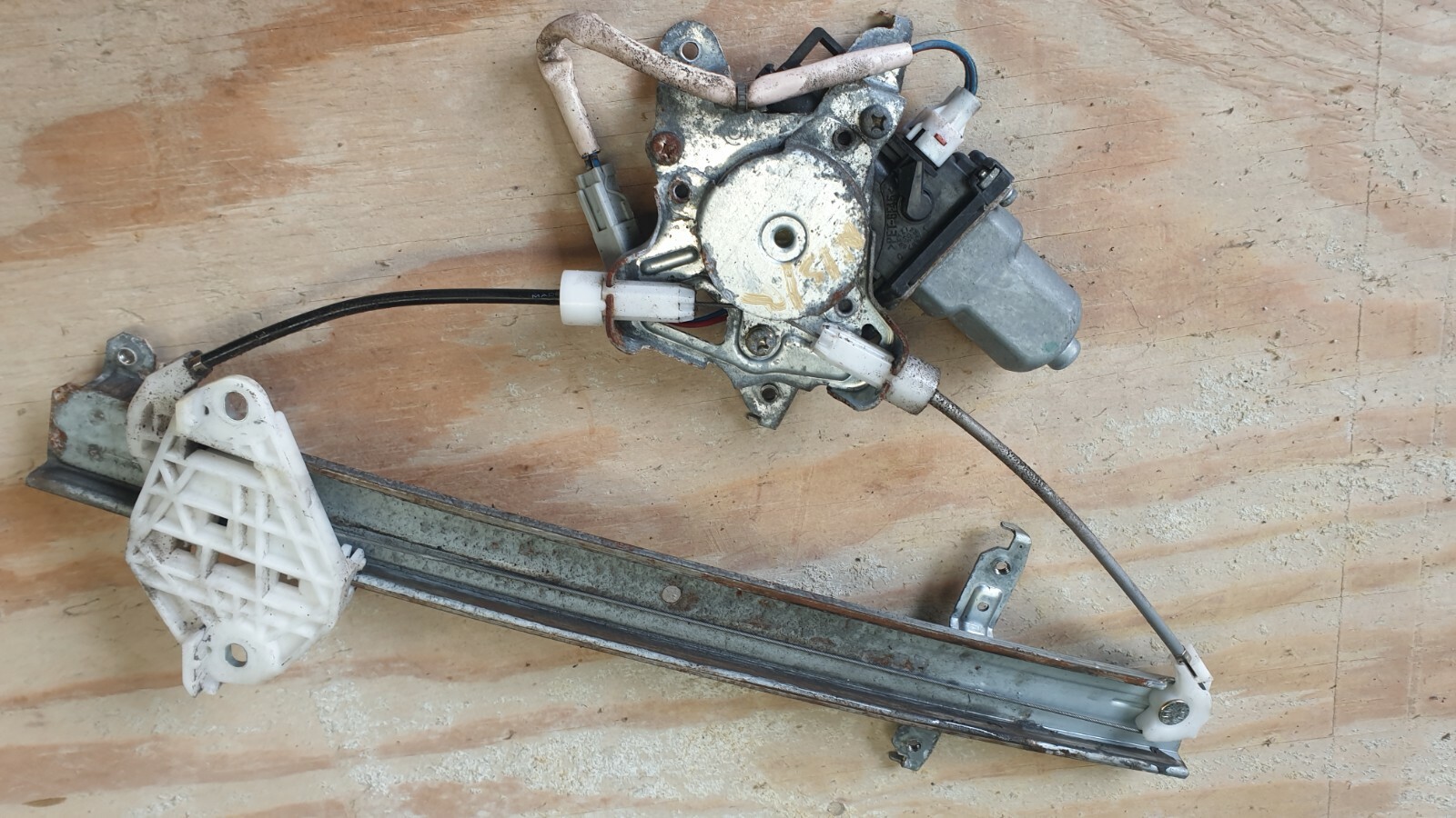 2005 HONDA JAZZ 1.4 PETROL AUTOMATIC. NEAR SIDE REAR WINDOW REGULATOR