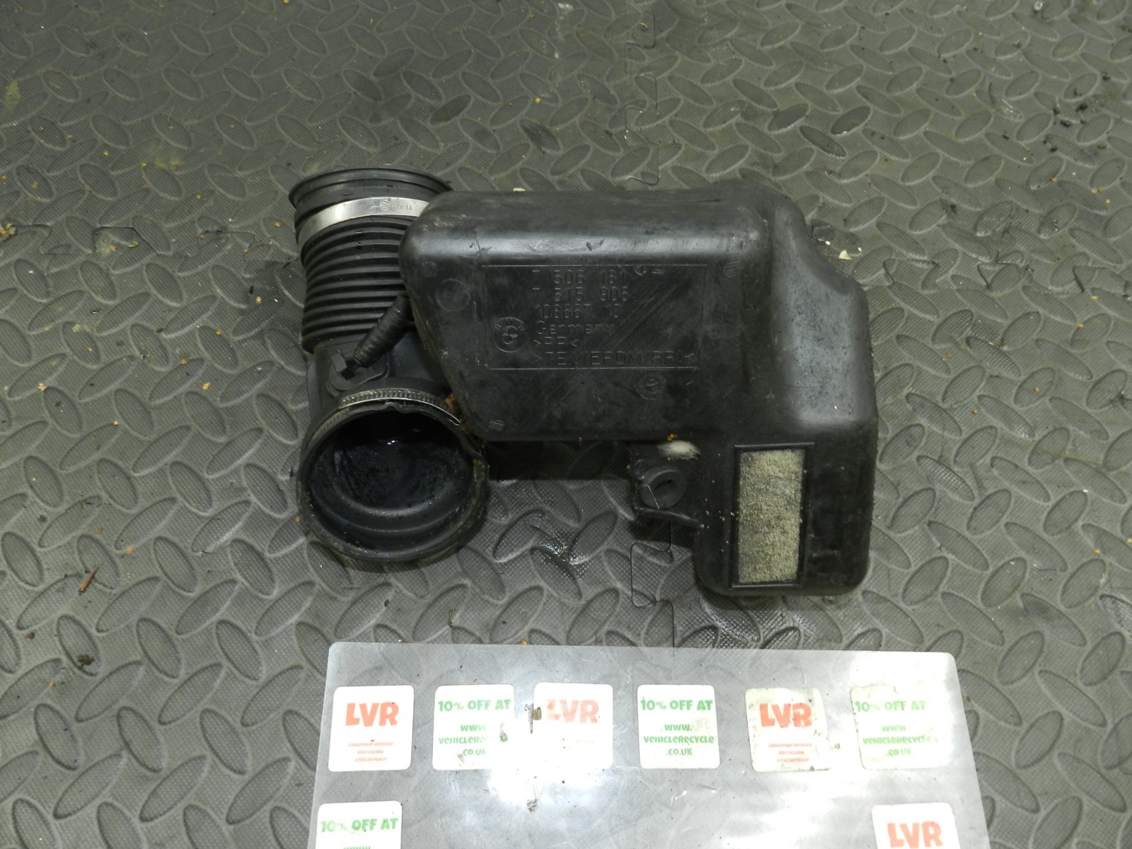 143. 2003 BMW E46 318Ci CONVERTIBLE. AIR INTAKE PIPE 7506181