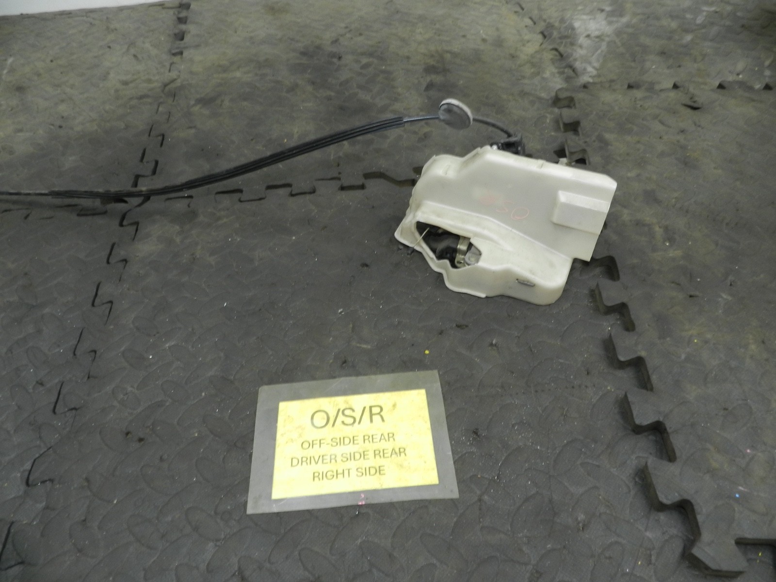 179. 2006 VOLKSWAGEN TOURAN. DRIVER SIDE REAR DOOR LOCK MOTOR