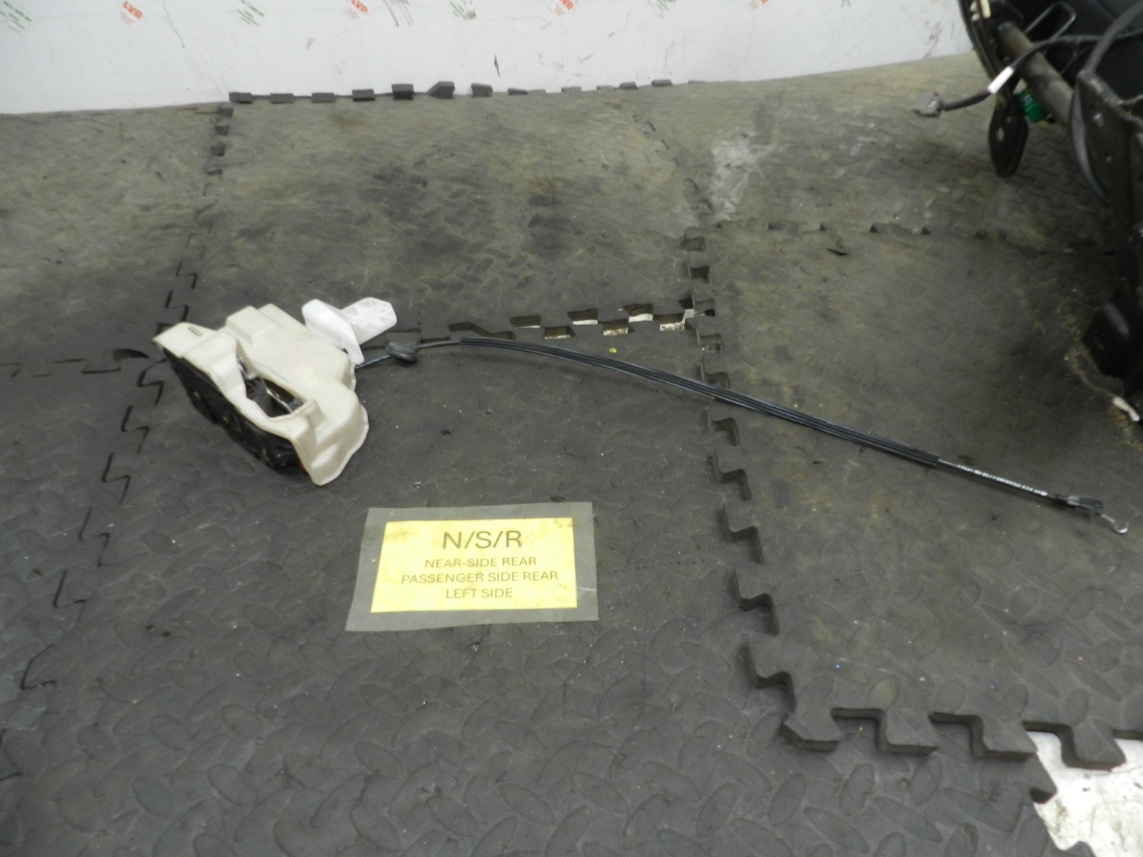 179. 2006 VOLKSWAGEN TOURAN. PASSENGER SIDE REAR DOOR LOCK MOTOR