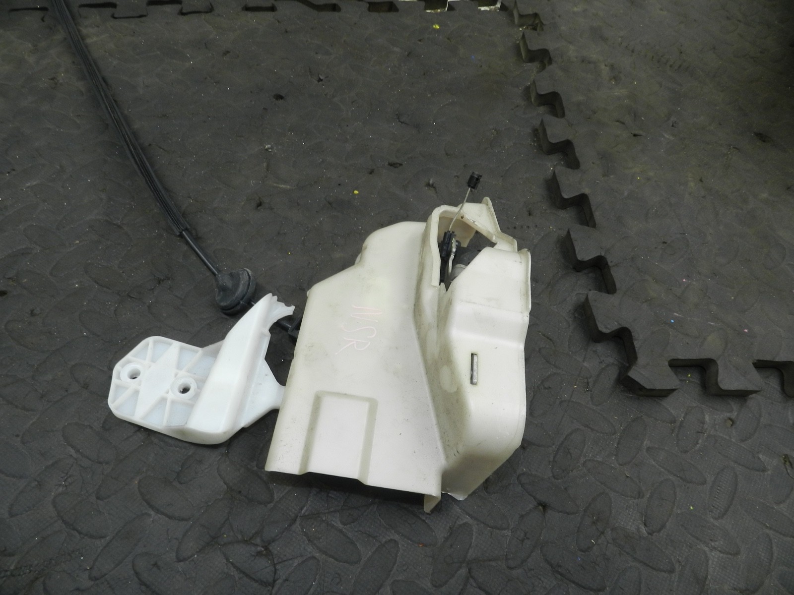 179. 2006 VOLKSWAGEN TOURAN. PASSENGER SIDE REAR DOOR LOCK MOTOR - Image 2