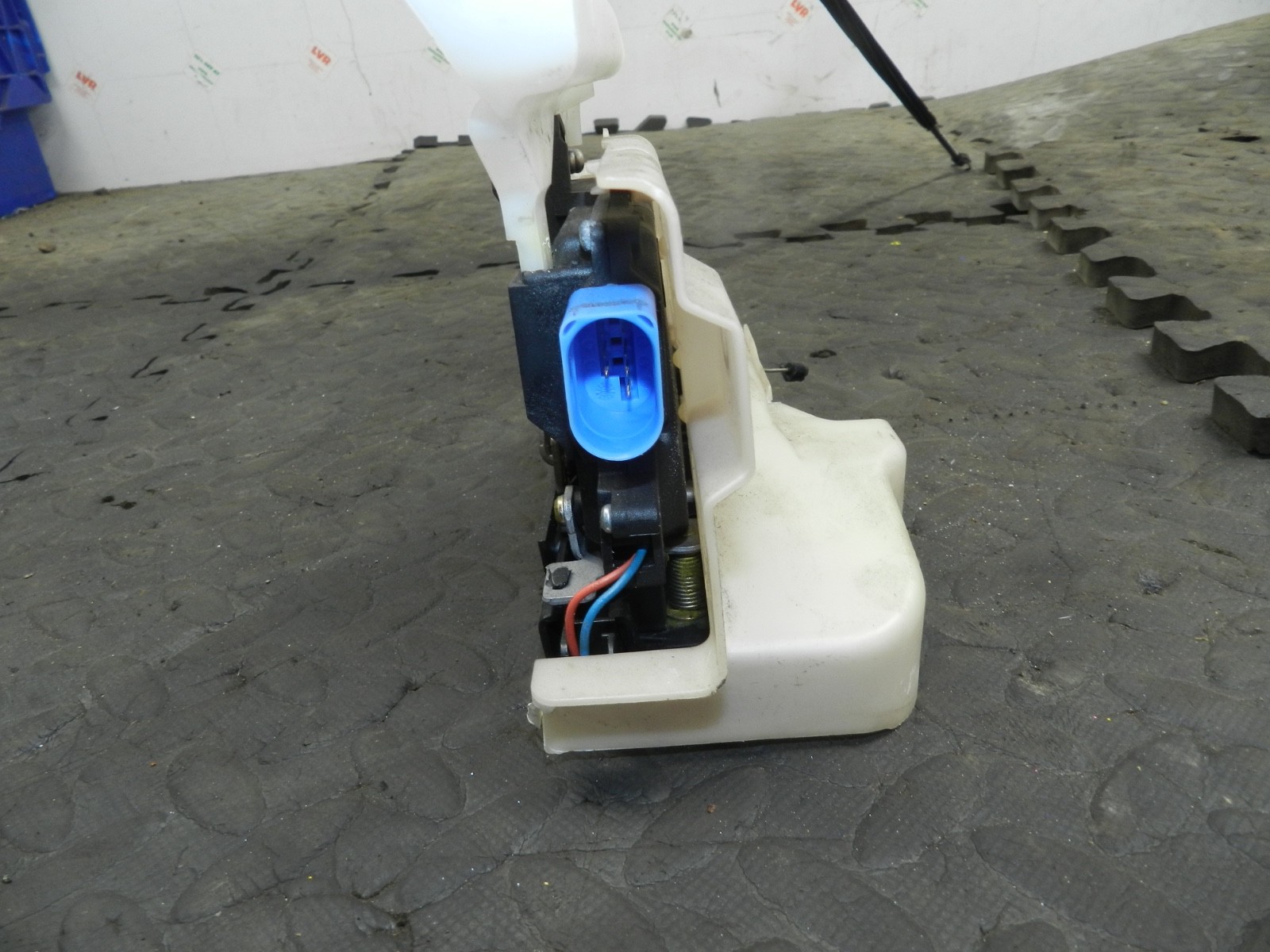 179. 2006 VOLKSWAGEN TOURAN. PASSENGER SIDE REAR DOOR LOCK MOTOR - Image 5
