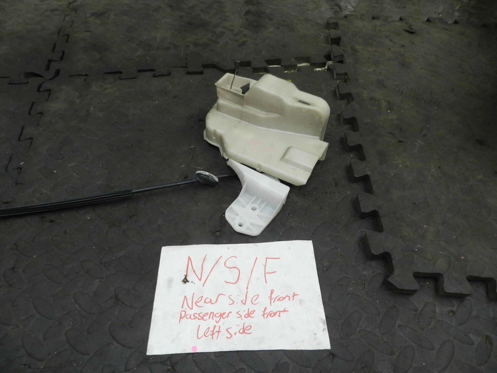 179. 2006 VOLKSWAGEN TOURAN. PASSENGER SIDE FRONT DOOR LOCK MOTOR