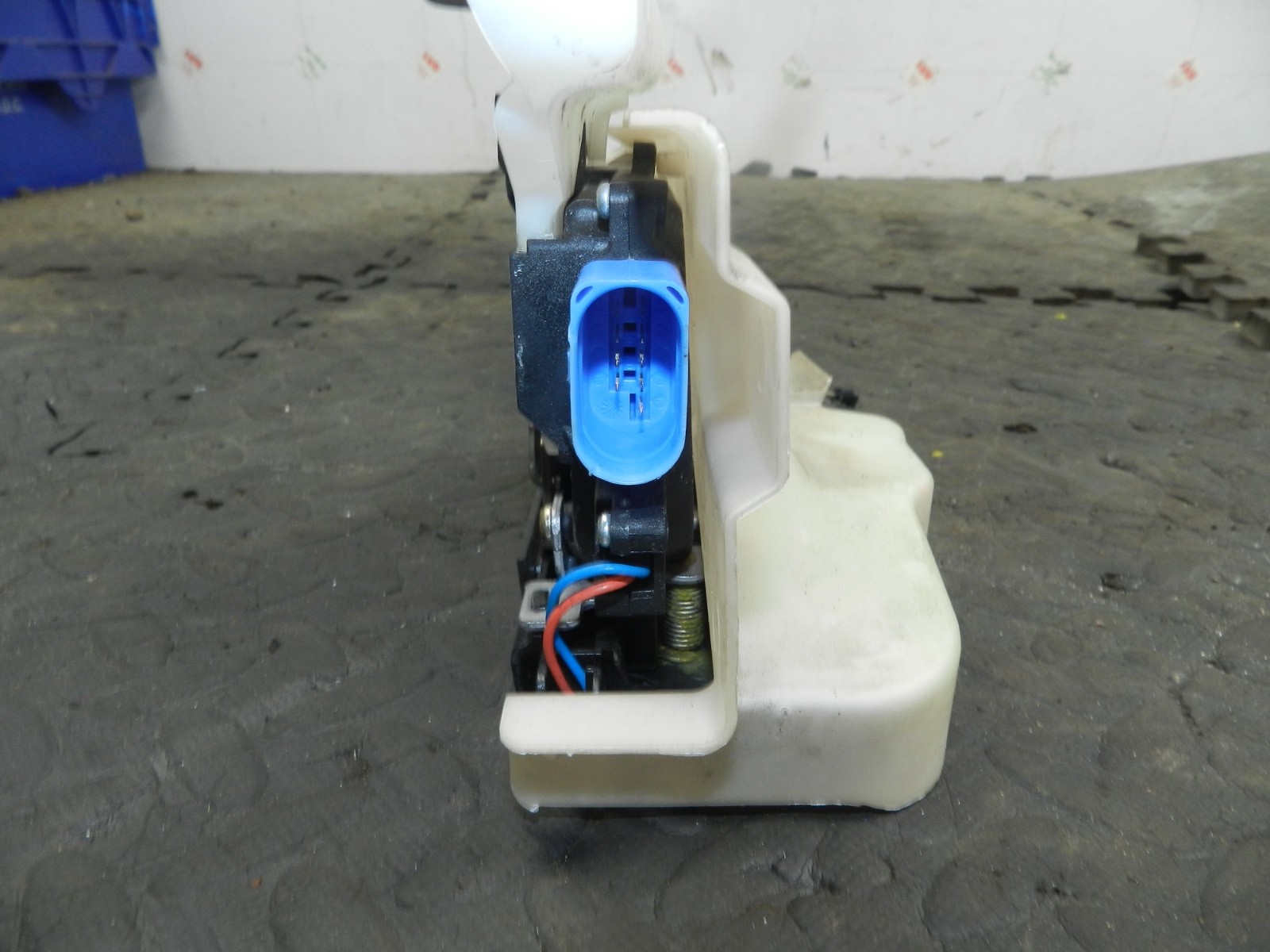 179. 2006 VOLKSWAGEN TOURAN. PASSENGER SIDE FRONT DOOR LOCK MOTOR - Image 4