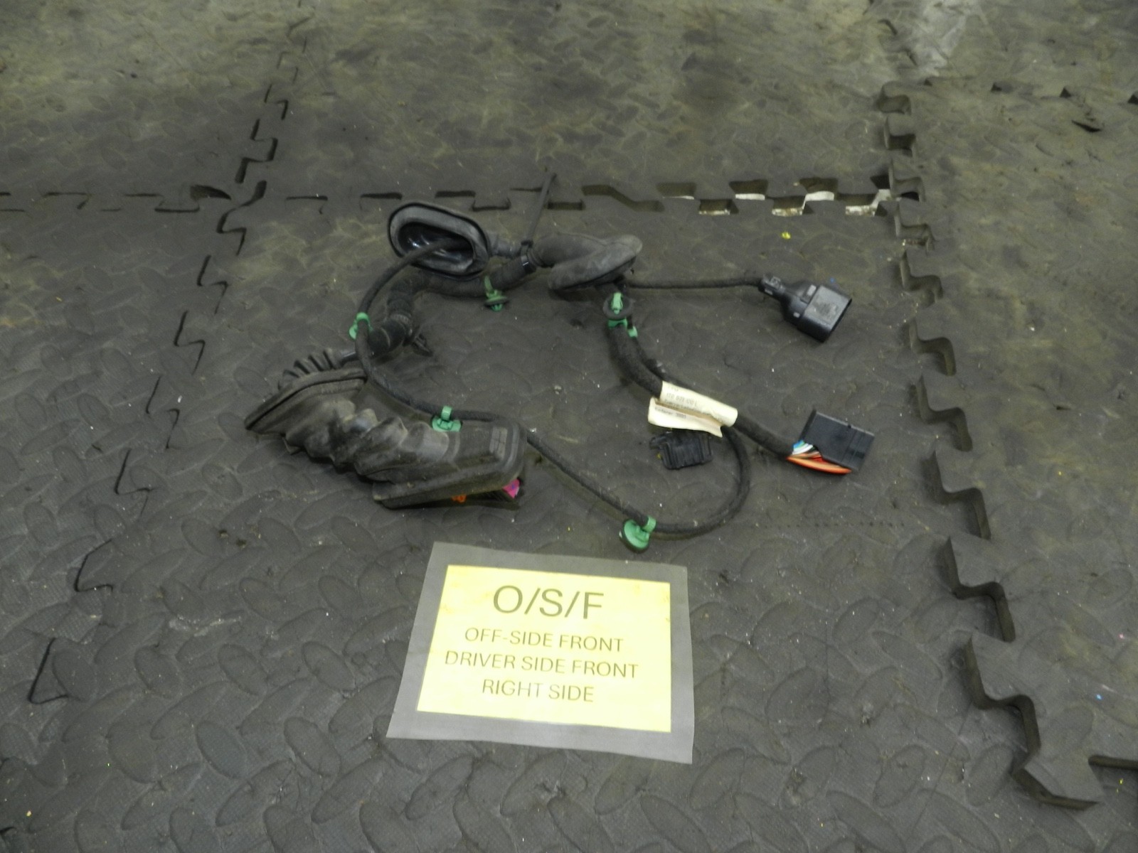 179. 2006 VOLKSWAGEN TOURAN. DRIVER SIDE FRONT DOOR WIRING LOOM