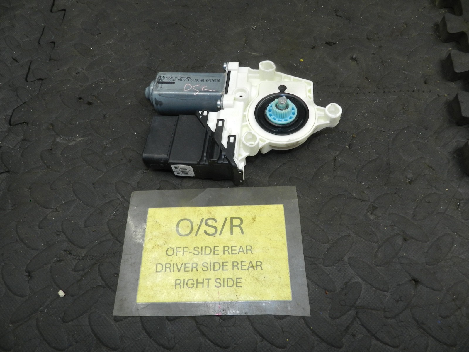 179. 2006 VOLKSWAGEN TOURAN. DRIVER SIDE REAR DOOR WINDOW MOTOR