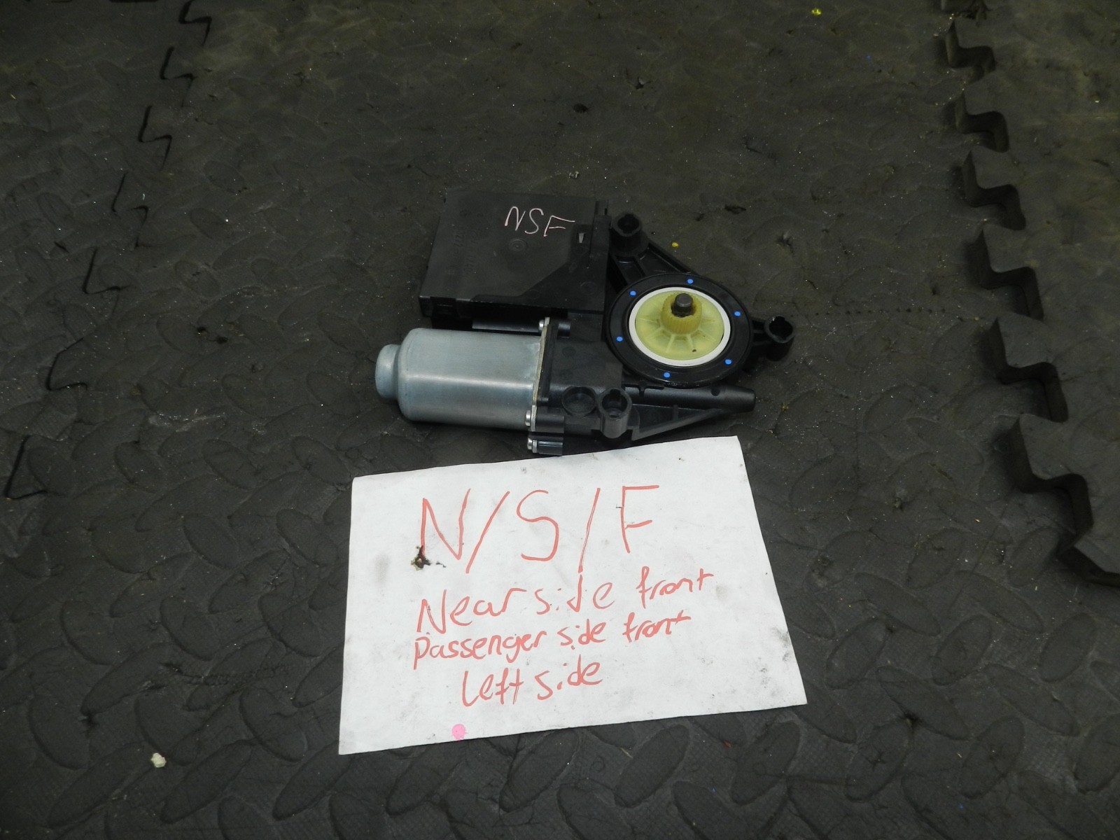 179. 2006 VOLKSWAGEN TOURAN. PASSENGER SIDE FRONT DOOR WINDOW MOTOR