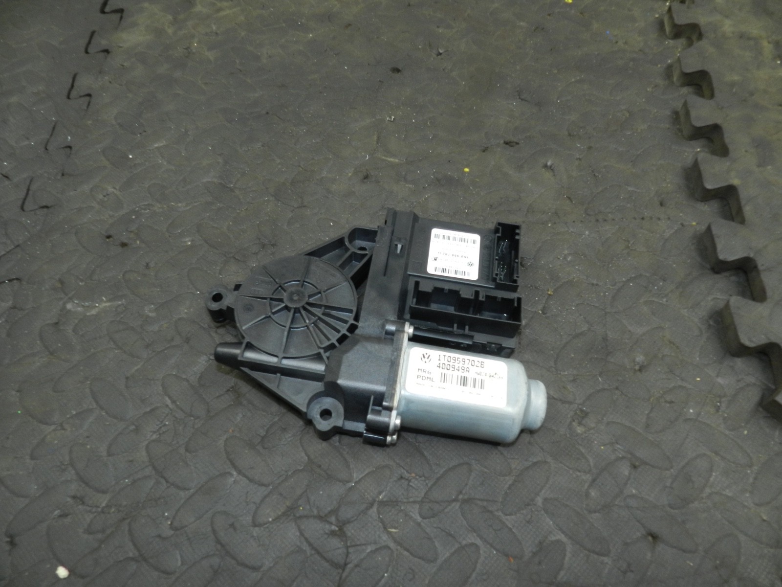 179. 2006 VOLKSWAGEN TOURAN. PASSENGER SIDE FRONT DOOR WINDOW MOTOR - Image 2