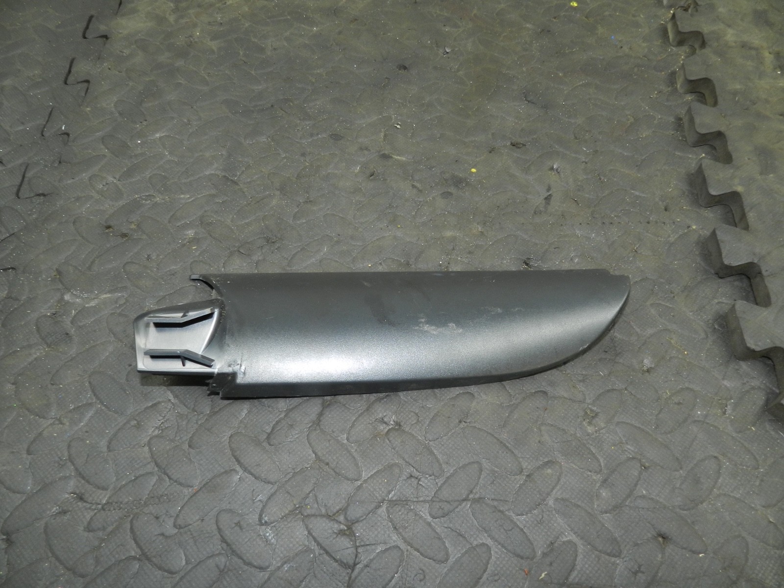179. 2006 VOLKSWAGEN TOURAN. PASSENGER SIDE FRONT DOOR MIRROR TRIM - Image 2