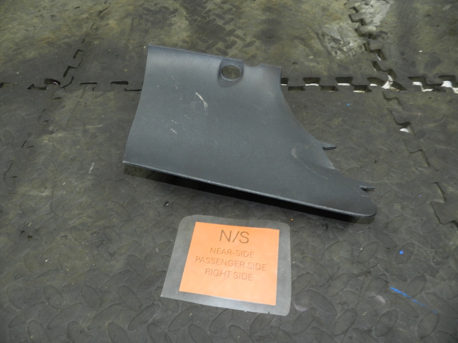 179. 2006 VOLKSWAGEN TOURAN. PASSENGER SIDE CENTRE CONSOLE TRIM