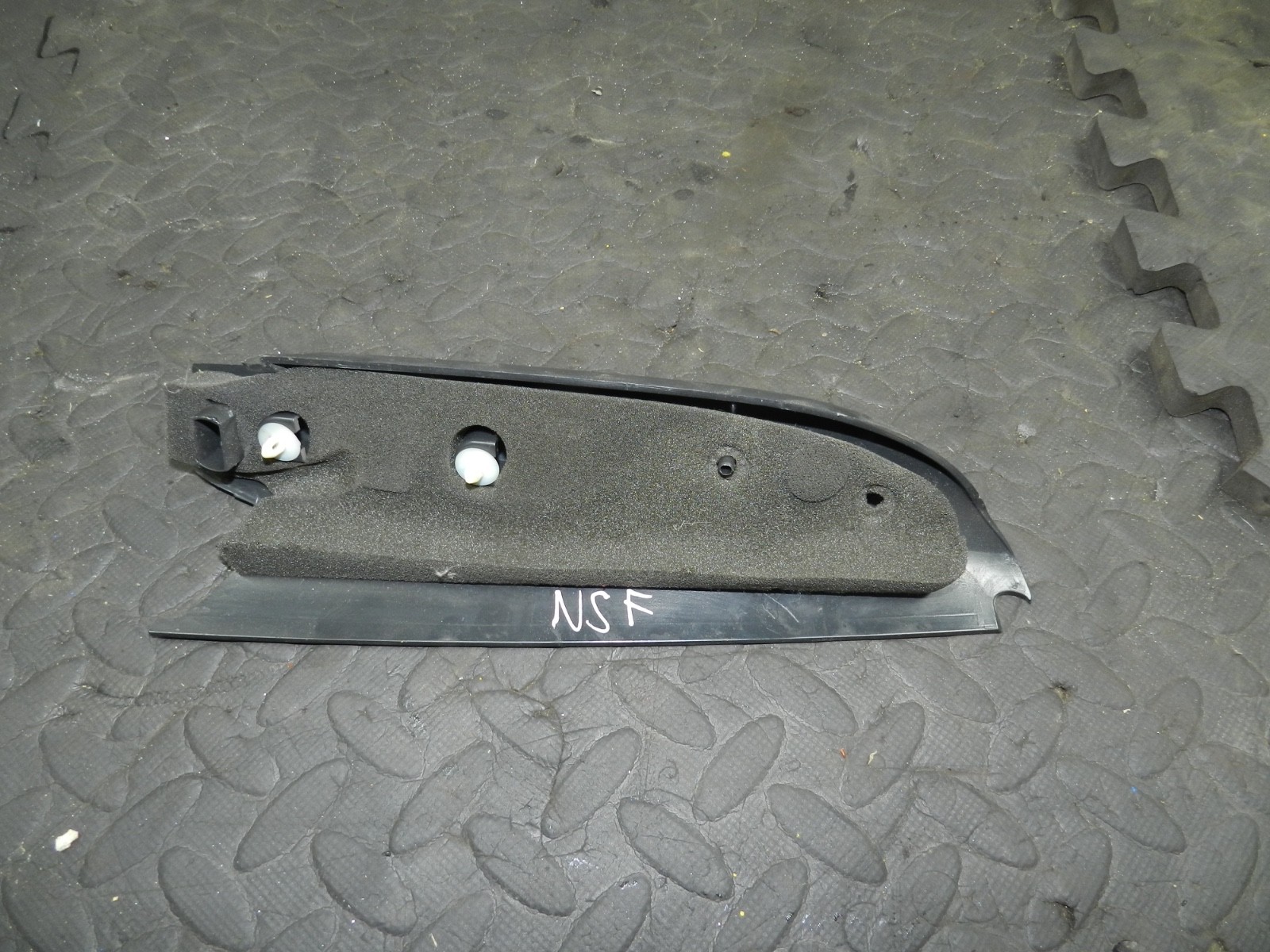 179. 2006 VOLKSWAGEN TOURAN. PASSENGER SIDE FRONT DOOR MIRROR TRIM - Image 3