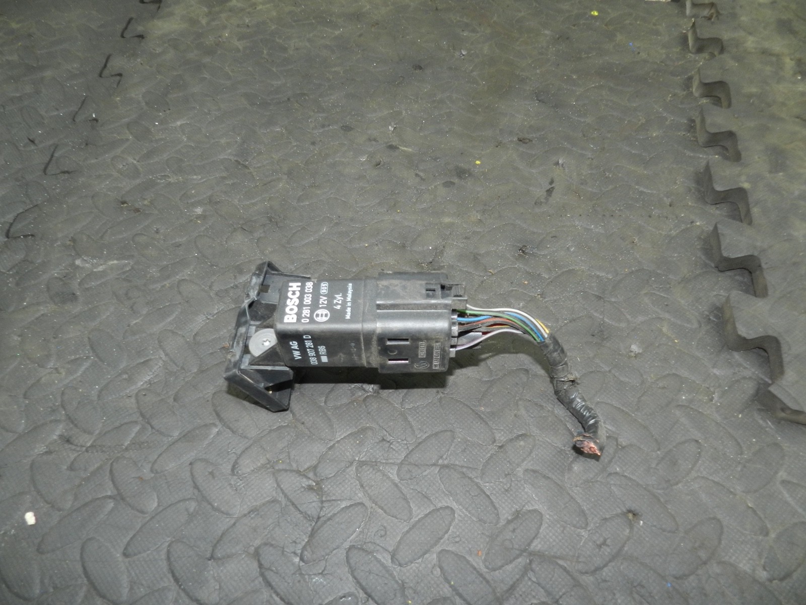 179. 2006 VOLKSWAGEN TOURAN. BOSCH REAY 0389107281D GLOW PLUG
