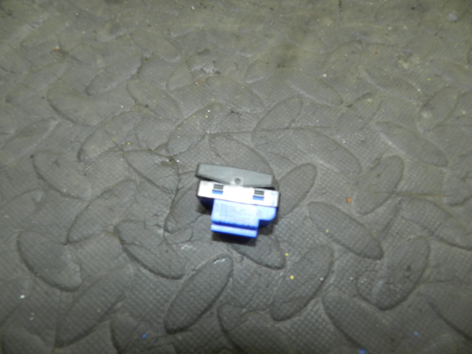 179. 2006 VOLKSWAGEN TOURAN. DRIVER SIDE FRONT DOOR LOCK SWITCH - Image 3