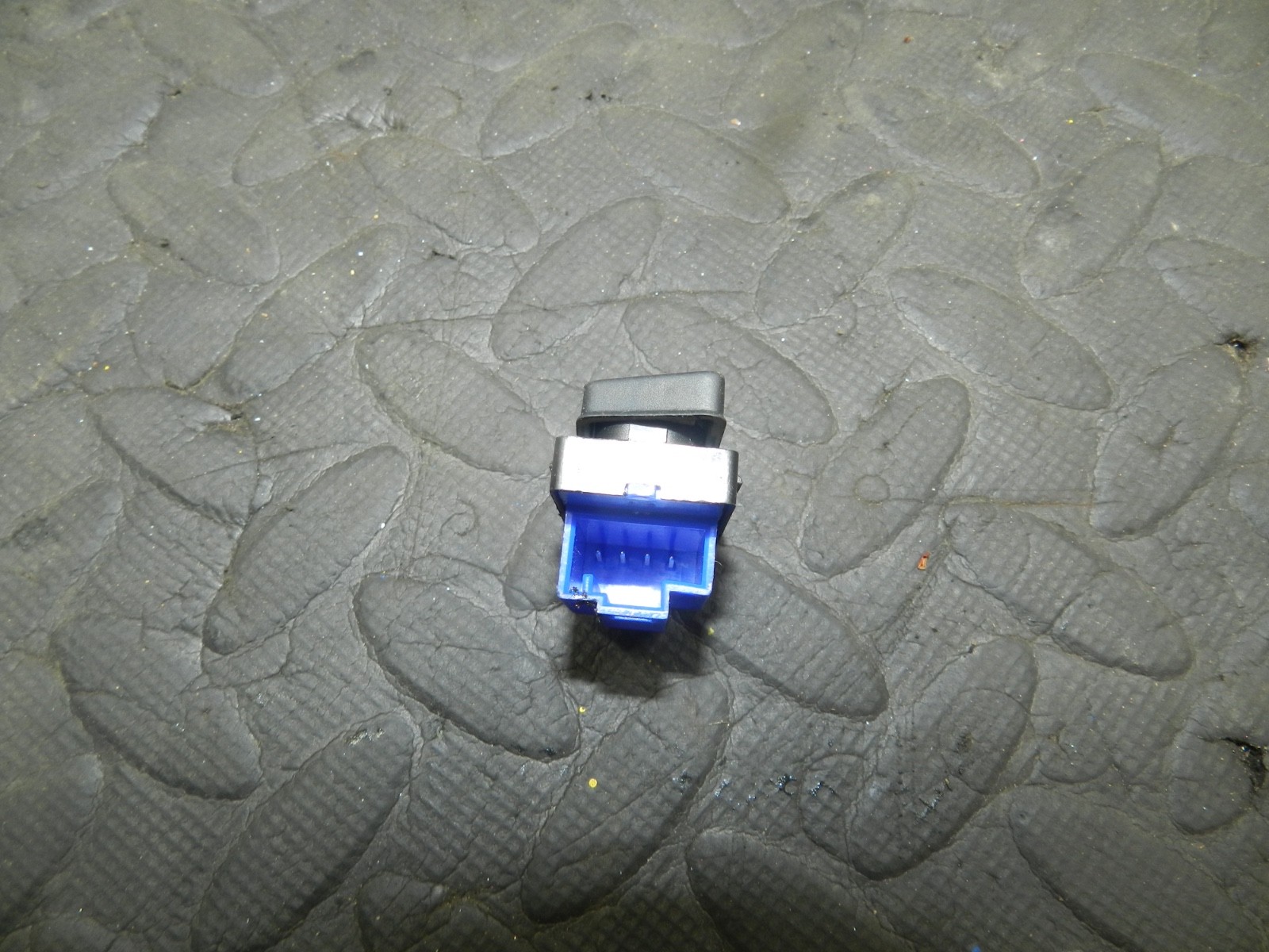 179. 2006 VOLKSWAGEN TOURAN. DRIVER SIDE FRONT DOOR LOCK SWITCH - Image 4