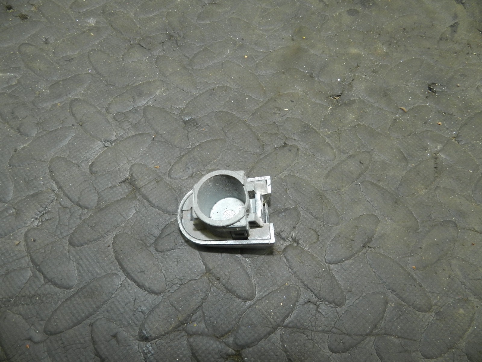 179. 2006 VOLKSWAGEN TOURAN. DRIVER SIDE REAR DOOR LOCK COVER - Image 2