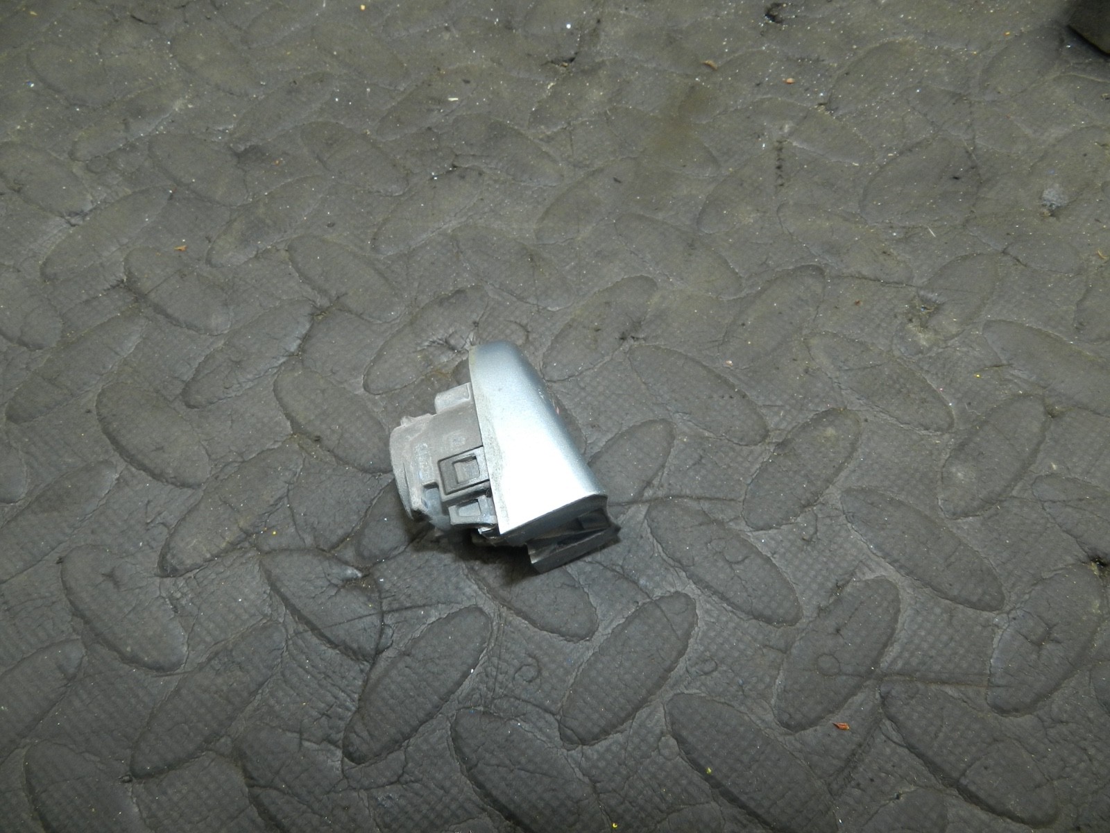 179. 2006 VOLKSWAGEN TOURAN. DRIVER SIDE REAR DOOR LOCK COVER - Image 3