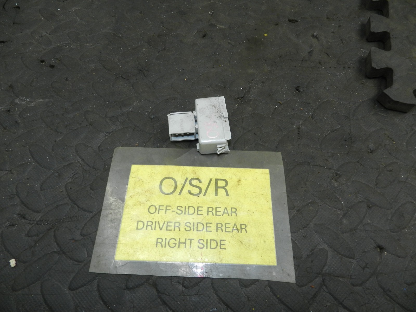 179. 2006 VOLKSWAGEN TOURAN. DRIVER SIDE REAR DOOR LIGHT