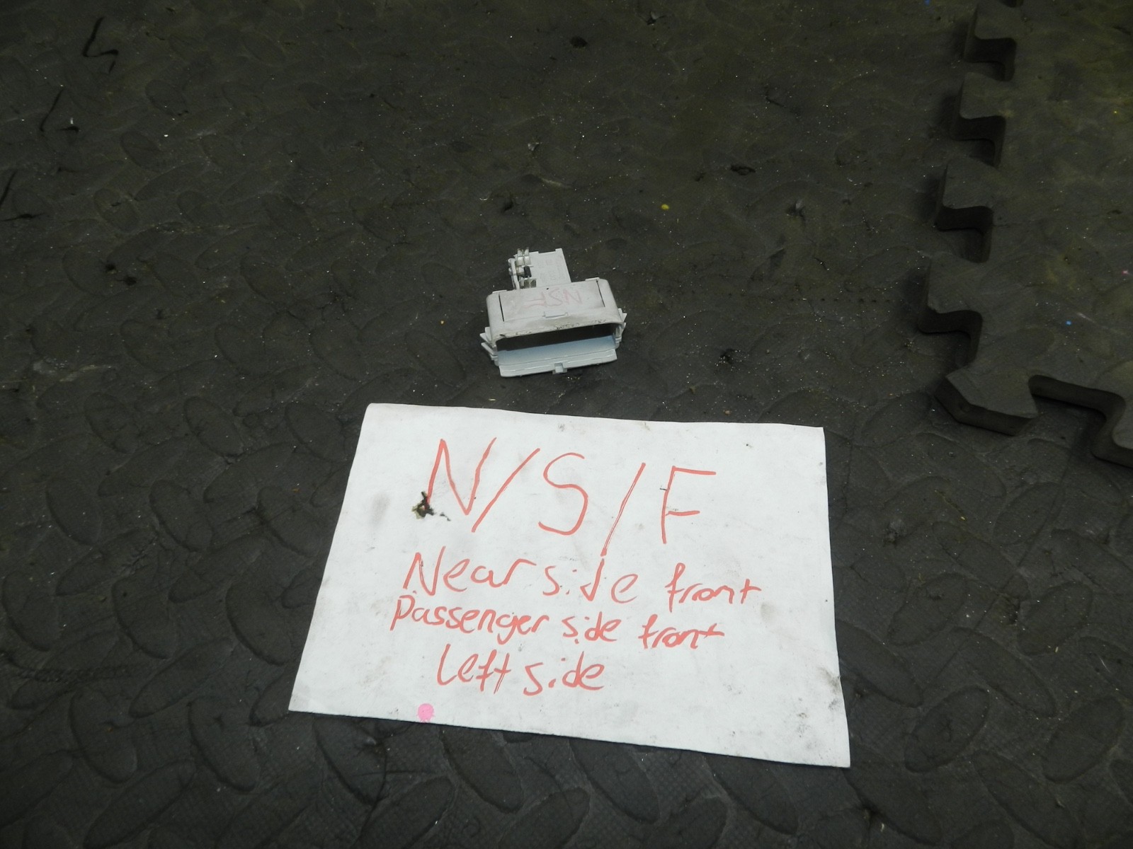179. 2006 VOLKSWAGEN TOURAN. PASSENGER SIDE FRONT DOOR LIGHT