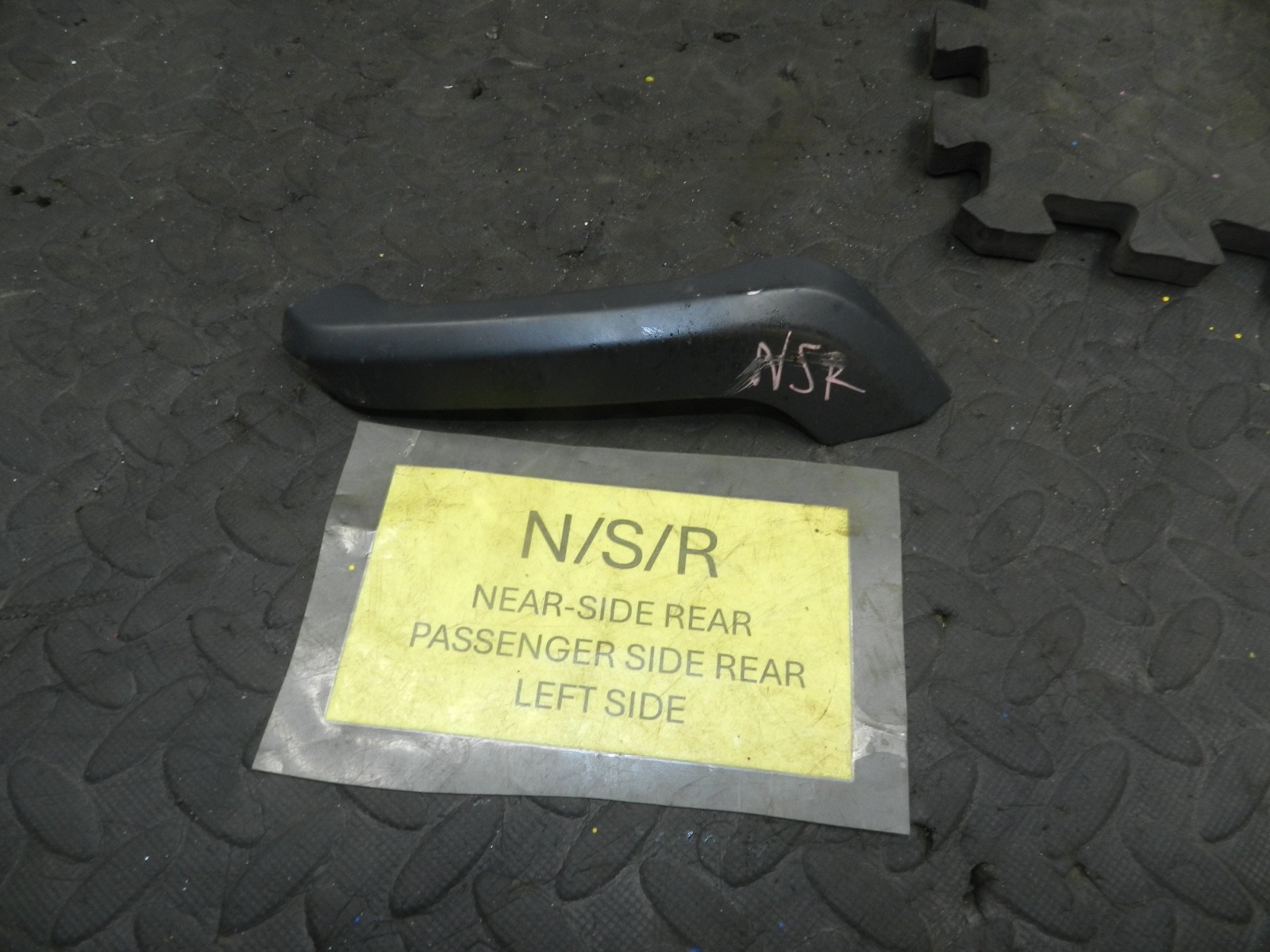179. 2006 VOLKSWAGEN TOURAN. PASSENGER SIDE REAR DOOR HANDLE COVER