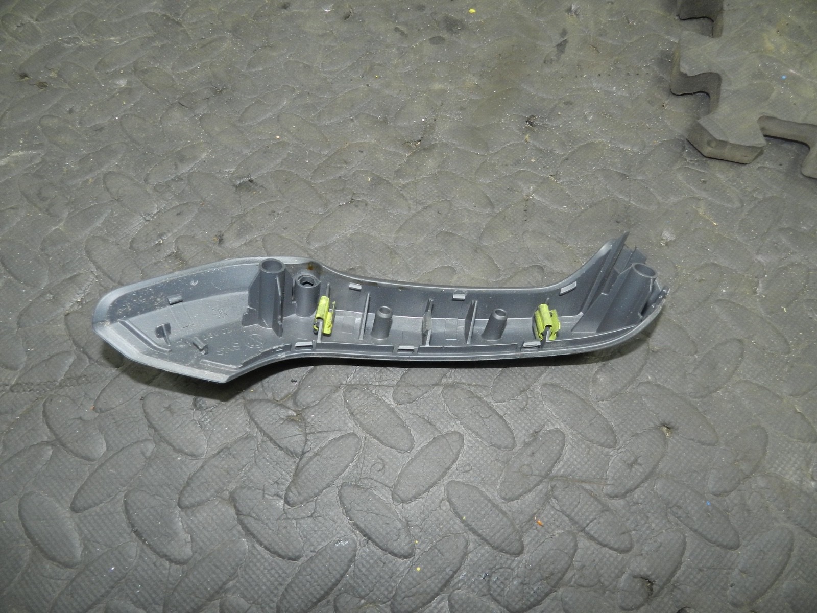 179. 2006 VOLKSWAGEN TOURAN. PASSENGER SIDE REAR DOOR HANDLE COVER - Image 2
