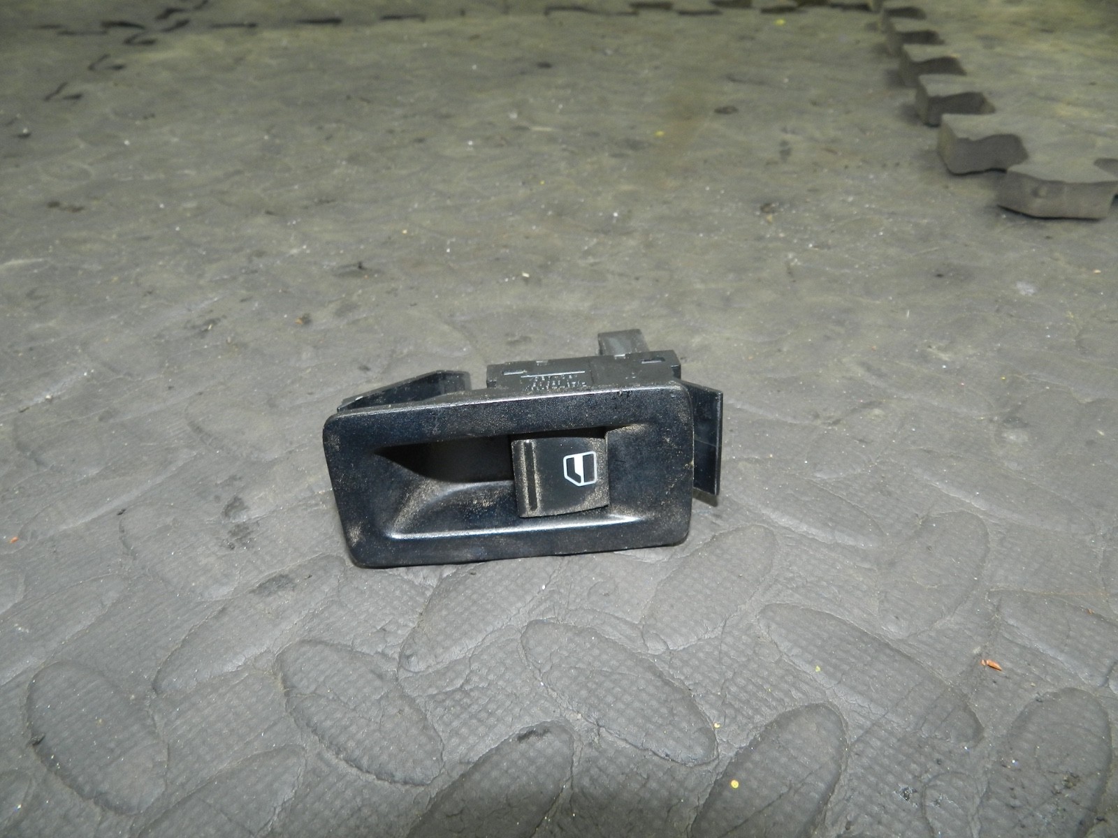 179. 2006 VOLKSWAGEN TOURAN. DRIVER SIDE FRONT DOOR WINDOW SWITCH - Image 2