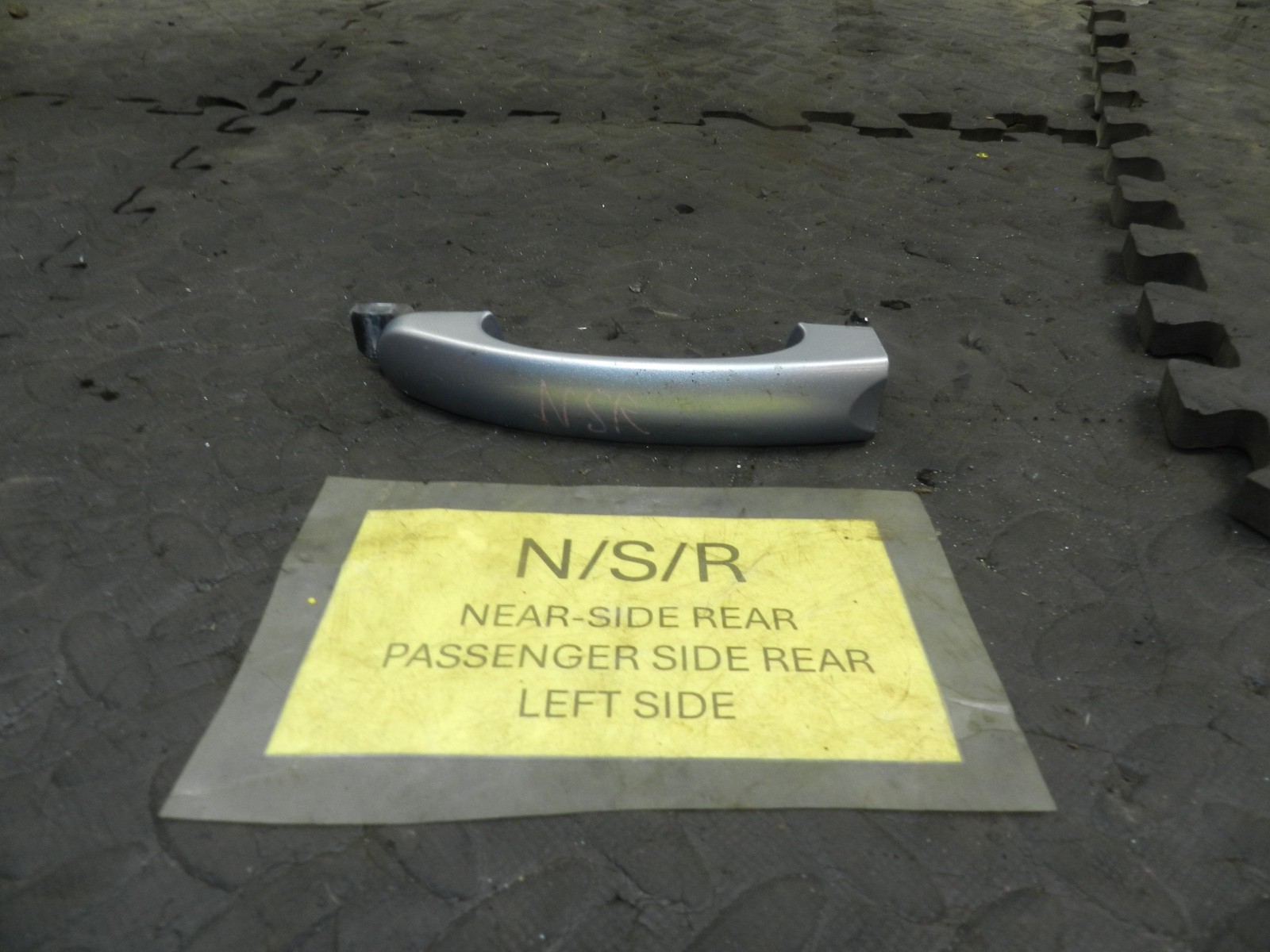 179. 2006 VOLKSWAGEN TOURAN. PASSENGER SIDE REAR DOOR HANDLE COVER