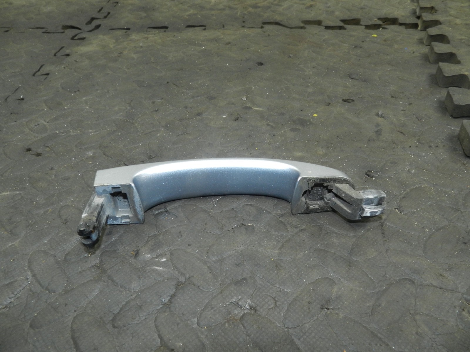 179. 2006 VOLKSWAGEN TOURAN. PASSENGER SIDE REAR DOOR HANDLE COVER - Image 2