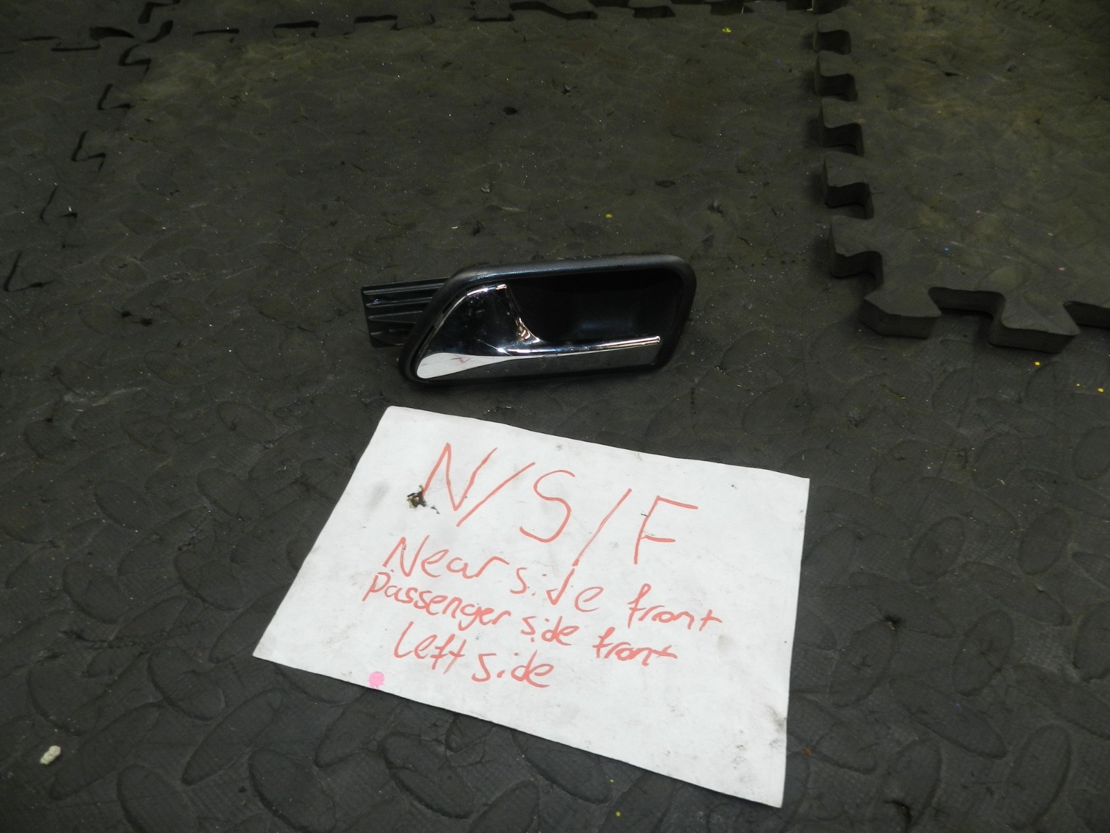 179. 2006 VOLKSWAGEN TOURAN. PASSENGER SIDE FRONT DOOR HANDLE INTERNAL