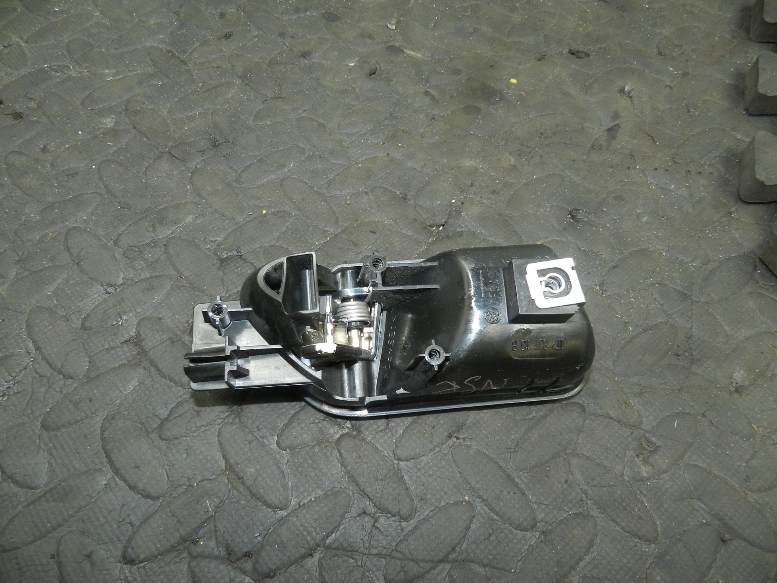 179. 2006 VOLKSWAGEN TOURAN. PASSENGER SIDE FRONT DOOR HANDLE INTERNAL - Image 2