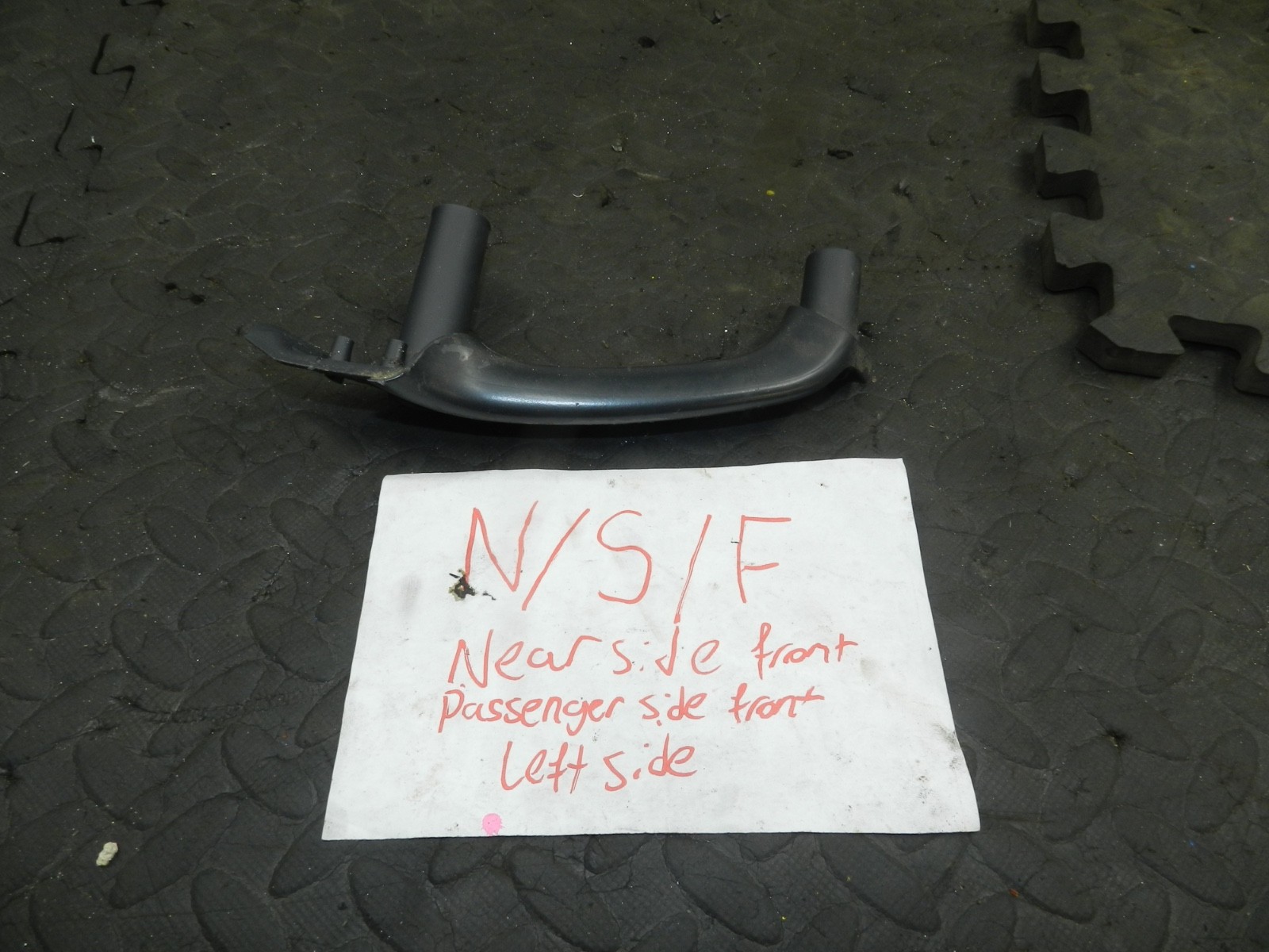 179. 2006 VOLKSWAGEN TOURAN. PASSENGER SIDE FRONT DOOR HANDLE FRAME