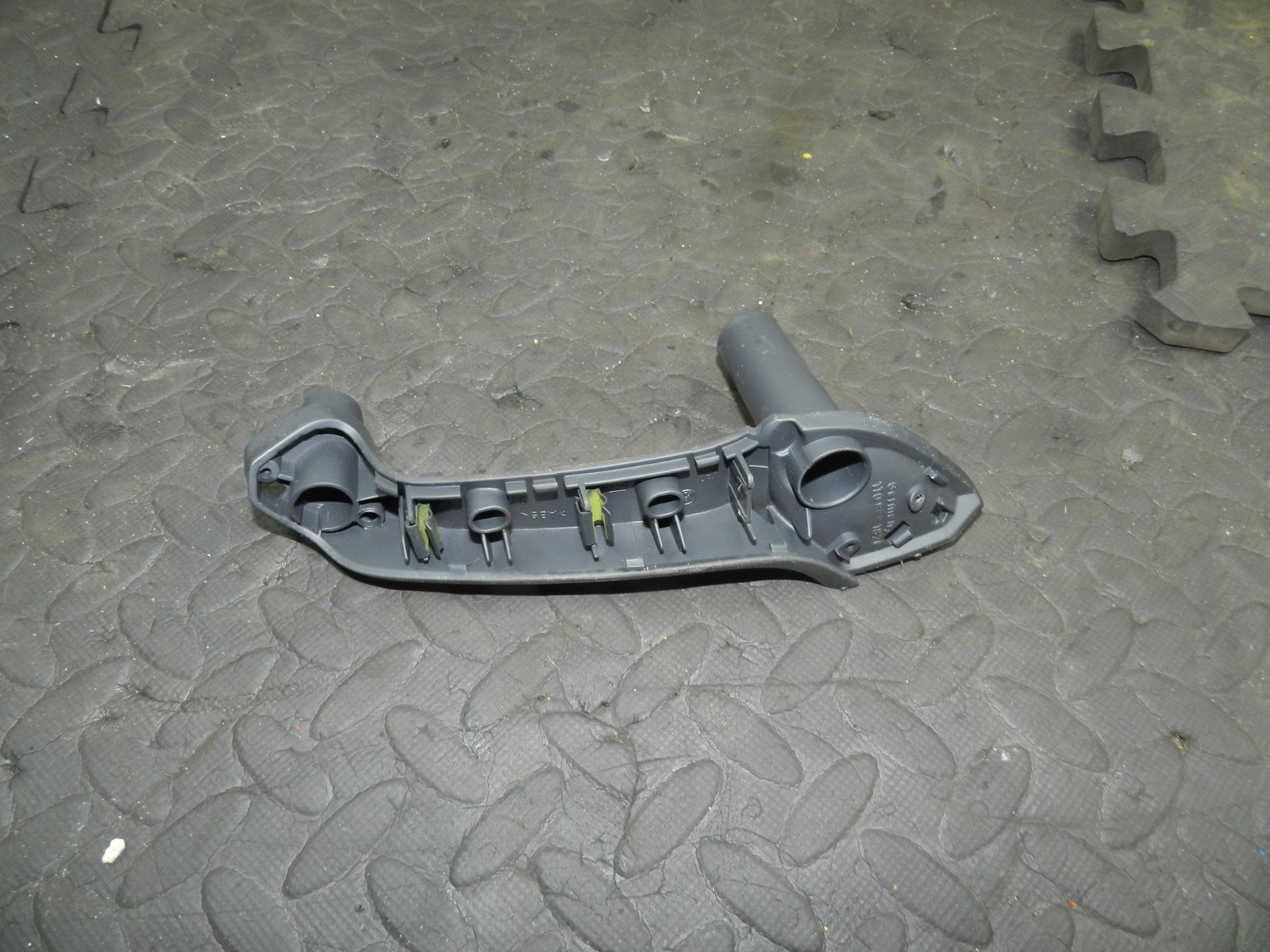 179. 2006 VOLKSWAGEN TOURAN. PASSENGER SIDE FRONT DOOR HANDLE FRAME - Image 2