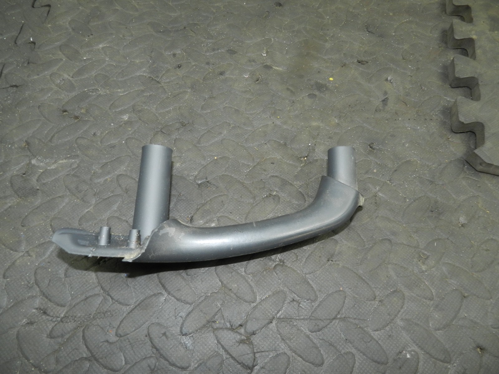 179. 2006 VOLKSWAGEN TOURAN. PASSENGER SIDE FRONT DOOR HANDLE FRAME - Image 3