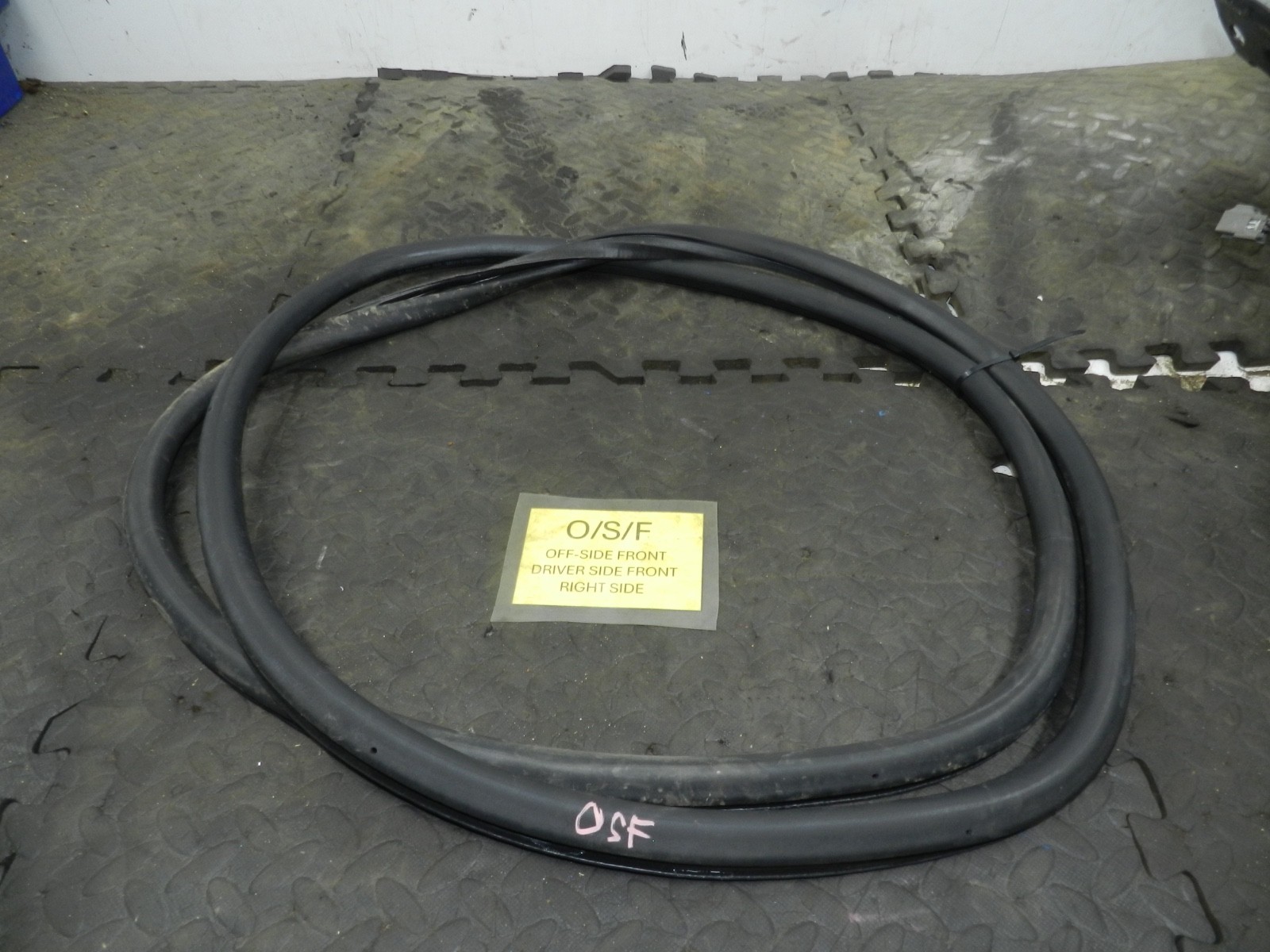 179. 2006 VOLKSWAGEN TOURAN. DRIVER SIDE FRONT DOOR RUBBER WEATHER SEAL