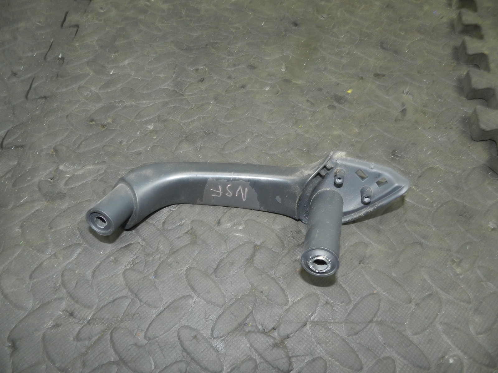 179. 2006 VOLKSWAGEN TOURAN. PASSENGER SIDE FRONT DOOR HANDLE FRAME - Image 4