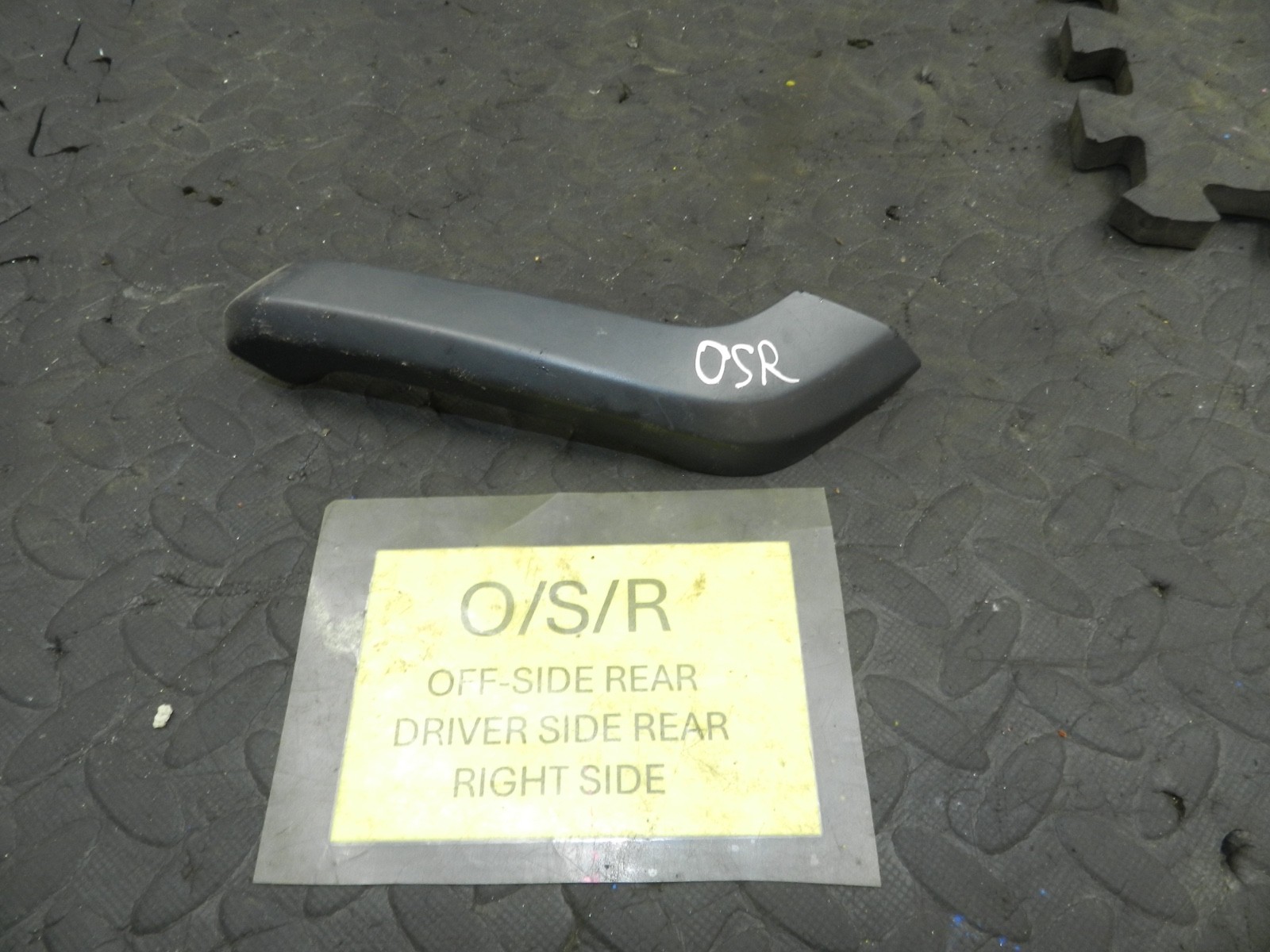 179. 2006 VOLKSWAGEN TOURAN. DRIVER SIDE REAR DOOR HANDLE COVER