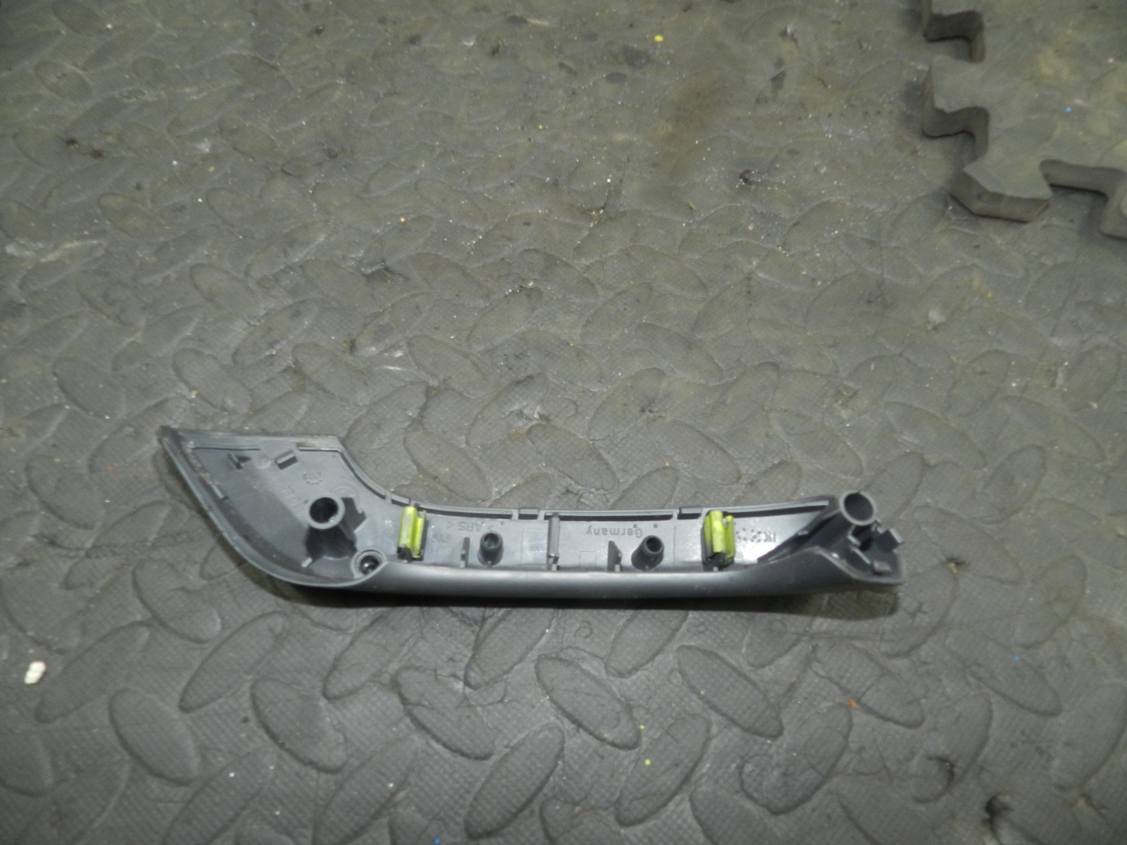 179. 2006 VOLKSWAGEN TOURAN. DRIVER SIDE REAR DOOR HANDLE COVER - Image 2