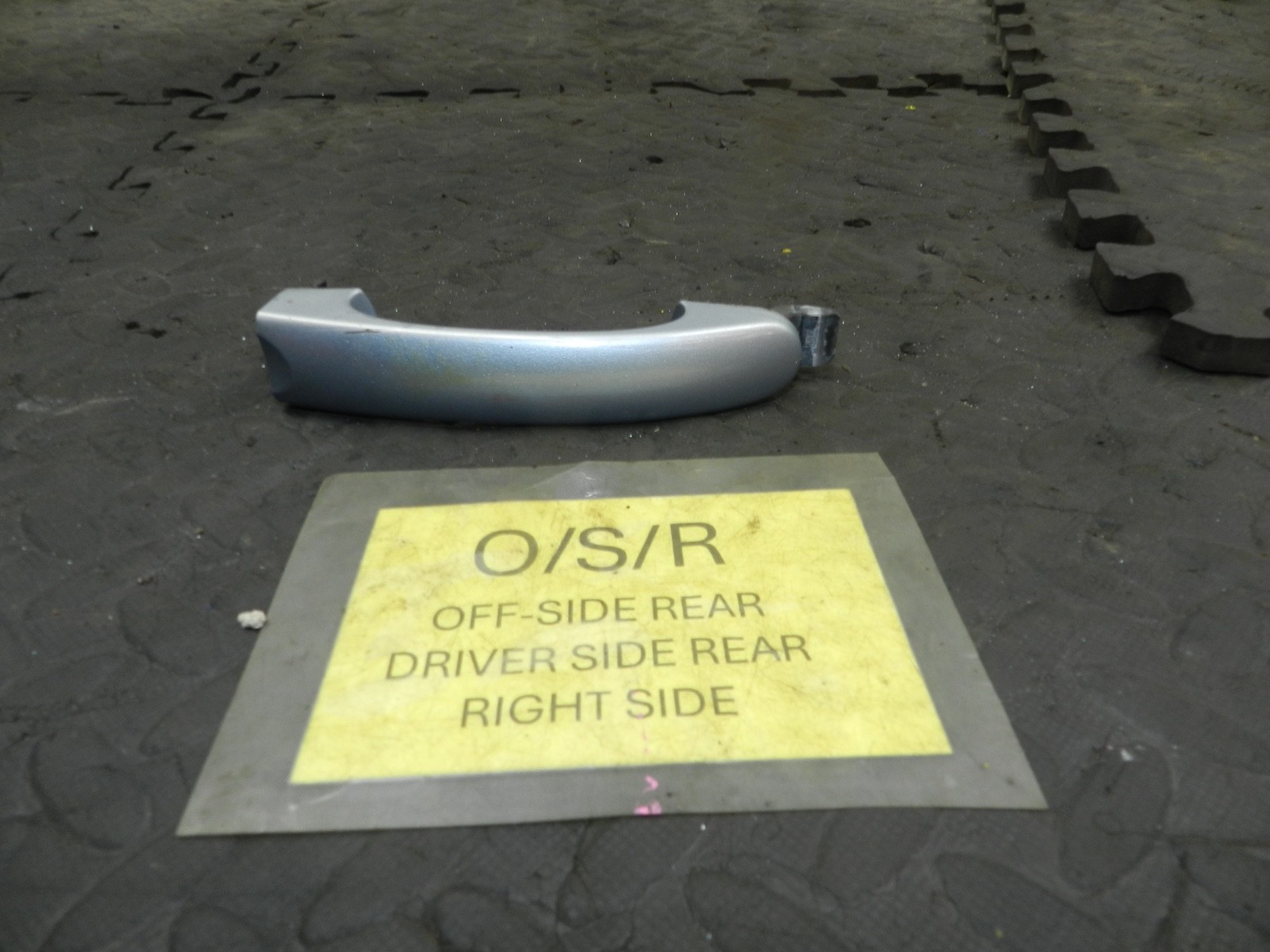 179. 2006 VOLKSWAGEN TOURAN. DRIVER SIDE REAR DOOR HANDLE
