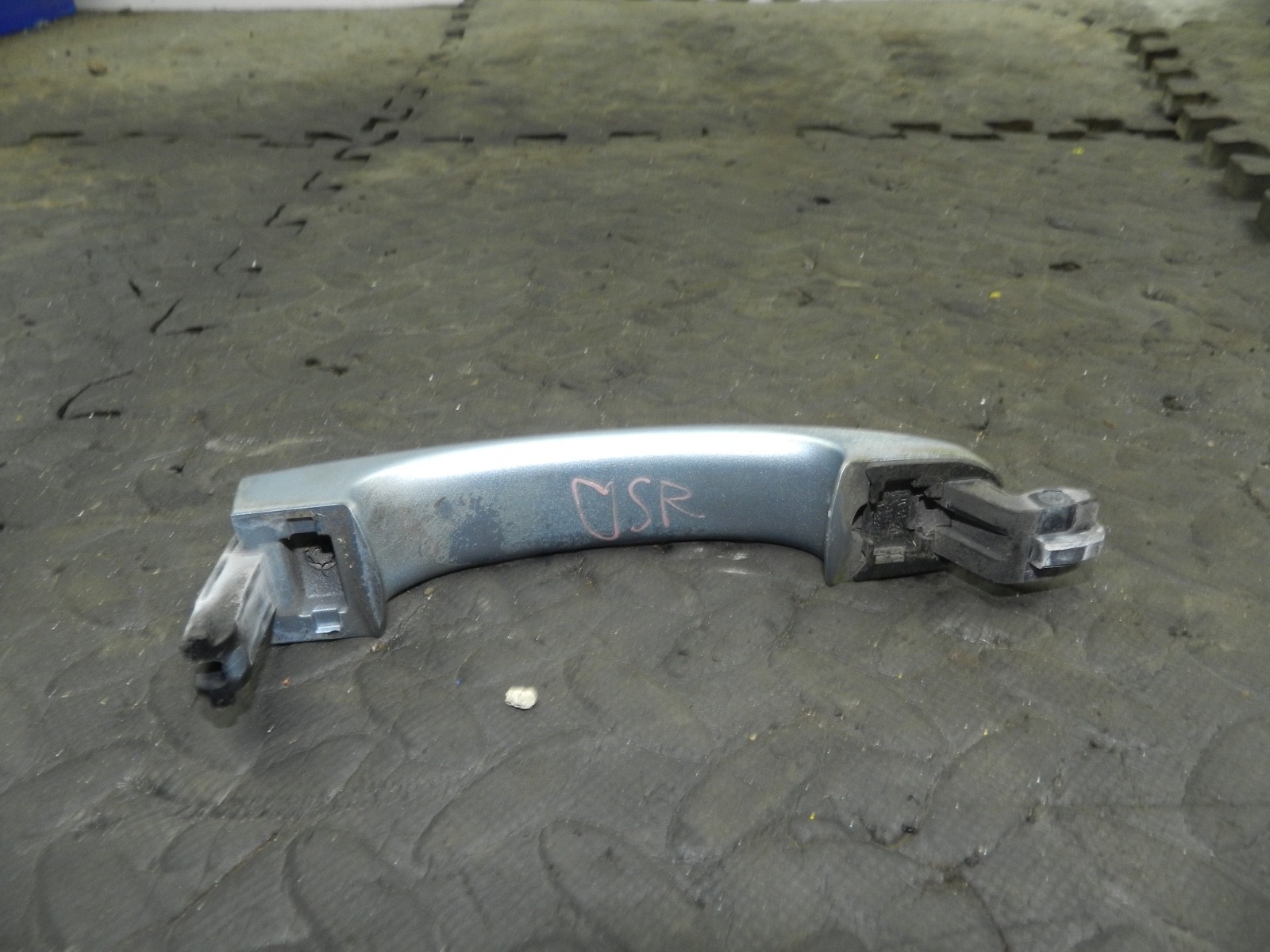 179. 2006 VOLKSWAGEN TOURAN. DRIVER SIDE REAR DOOR HANDLE - Image 2