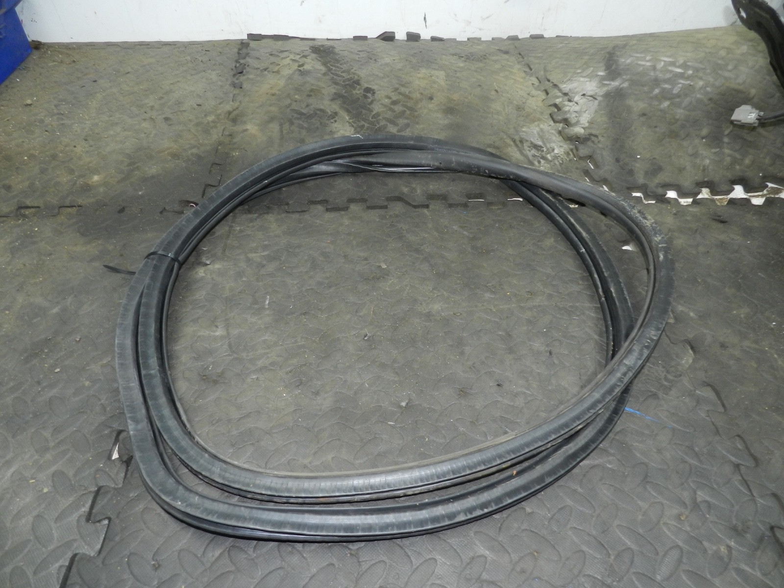 179. 2006 VOLKSWAGEN TOURAN. DRIVER SIDE FRONT DOOR RUBBER WEATHER SEAL - Image 2