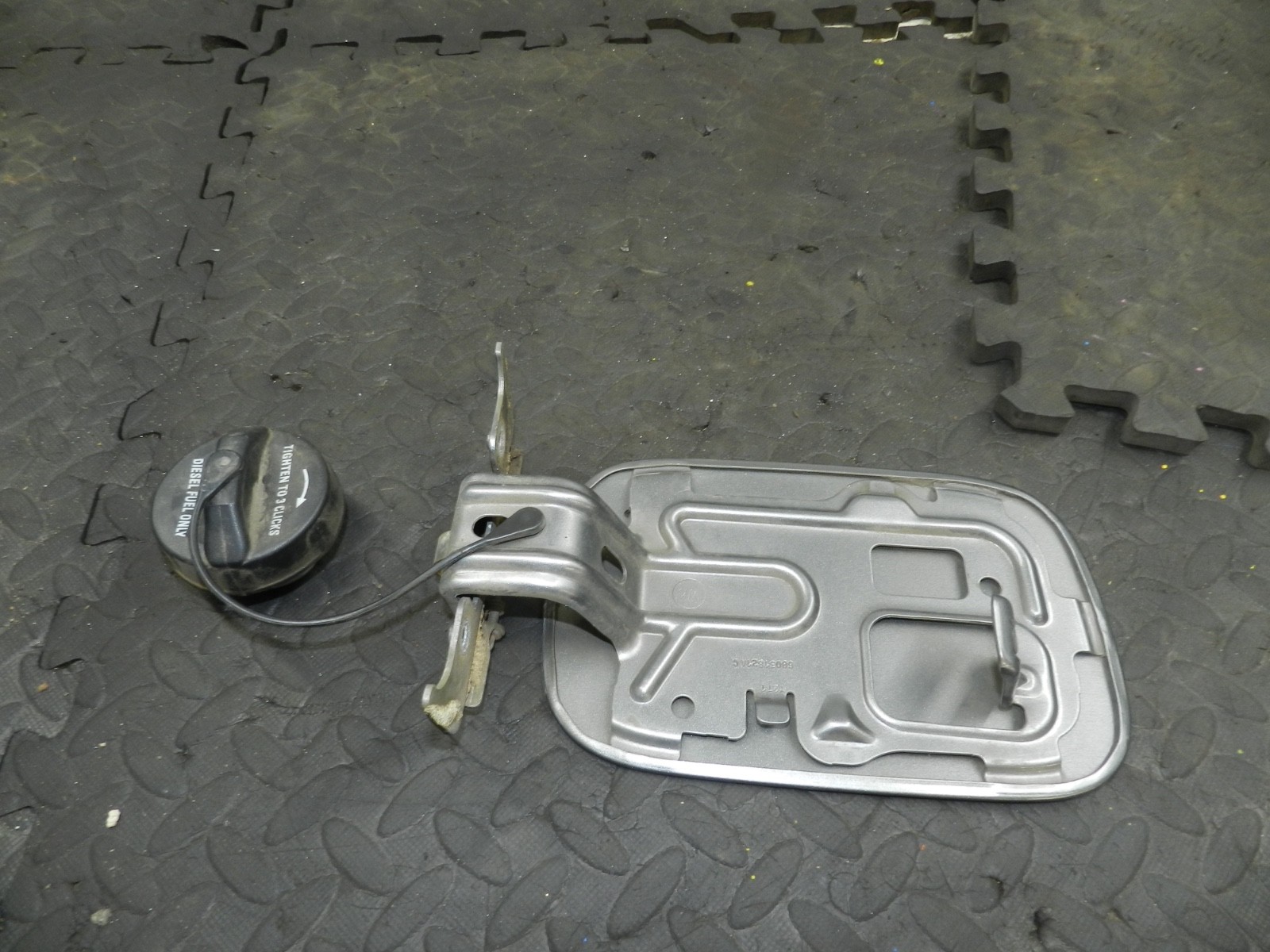 172. 2011 JEEP GRAND CHEROKEE MK4 WK2. FUEL FILLER FLAP CAP COVER SILVER - Image 2