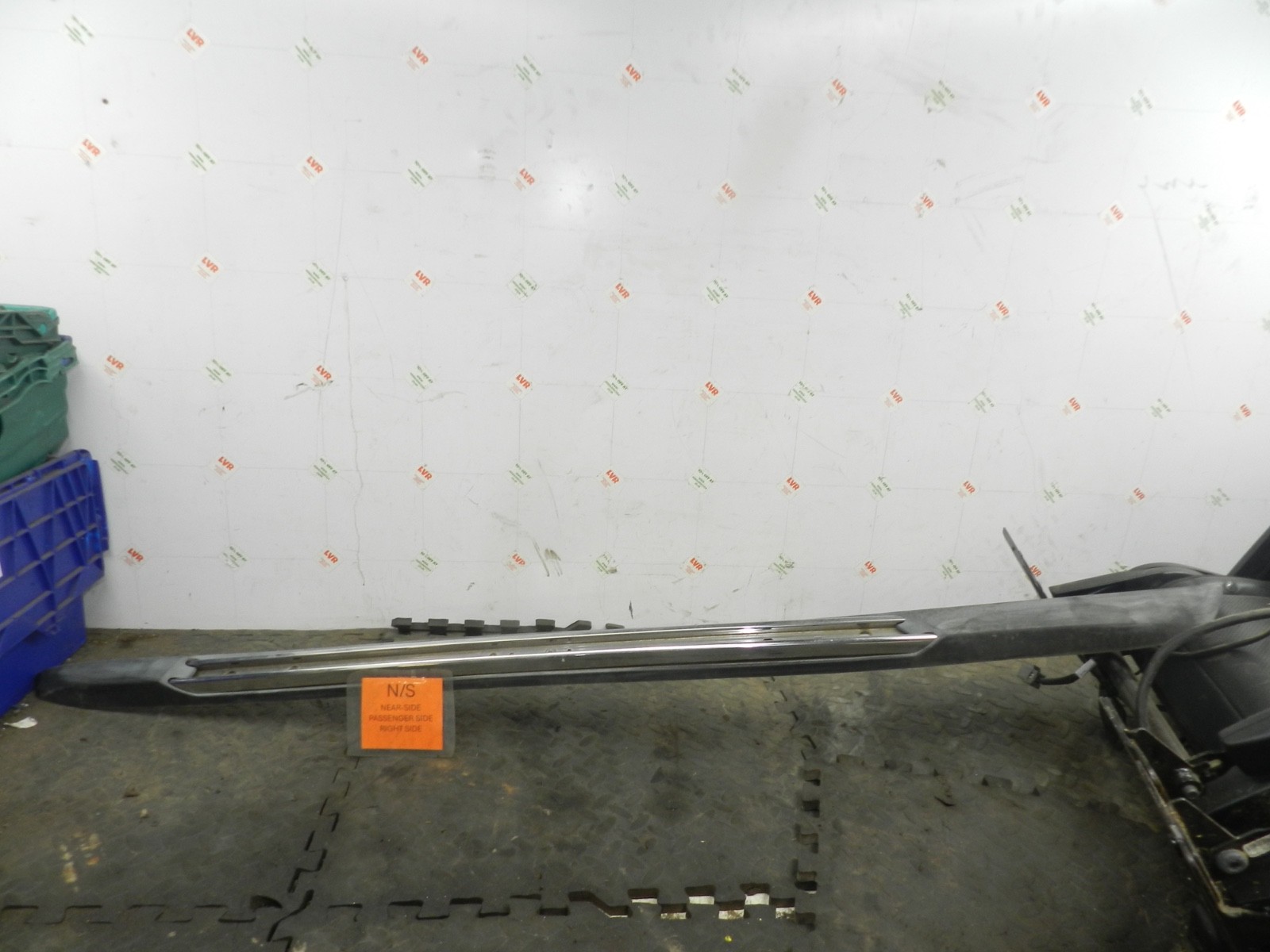 172. 2011 JEEP GRAND CHEROKEE MK4 WK2. PASSENGER SIDE ROOF RAIL