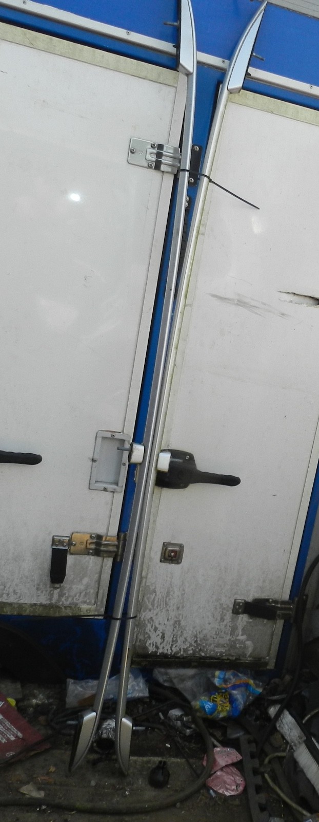 179. 2006 VOLKSWAGEN TOURAN. ROOF RAILS
