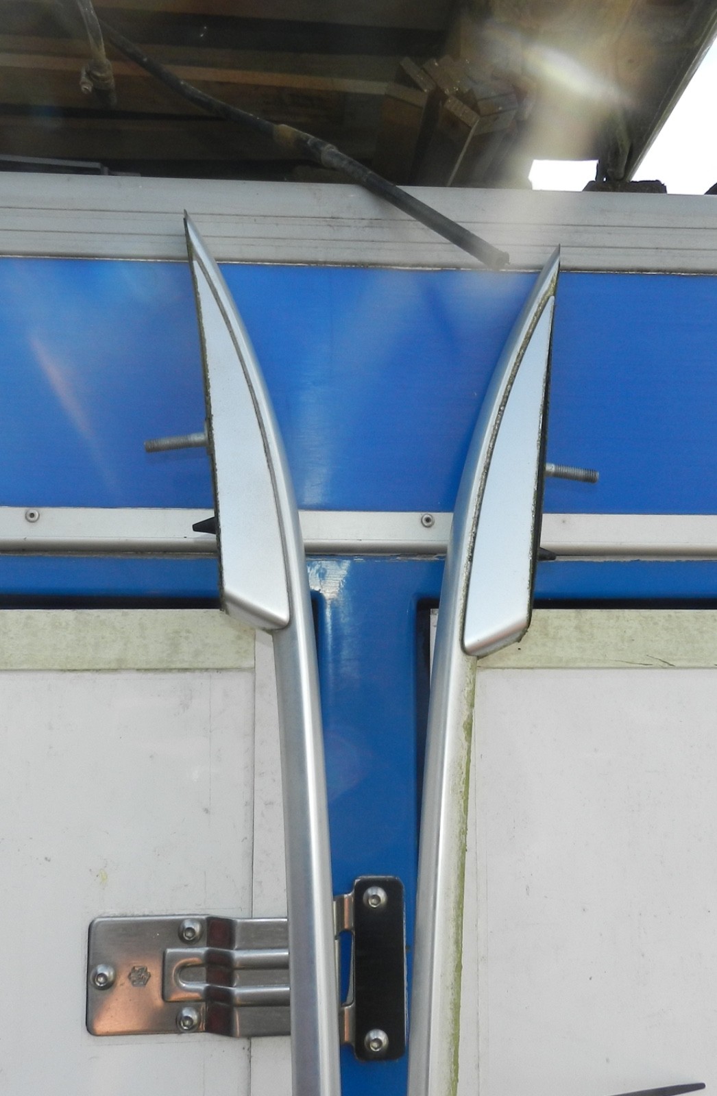 179. 2006 VOLKSWAGEN TOURAN. ROOF RAILS - Image 4