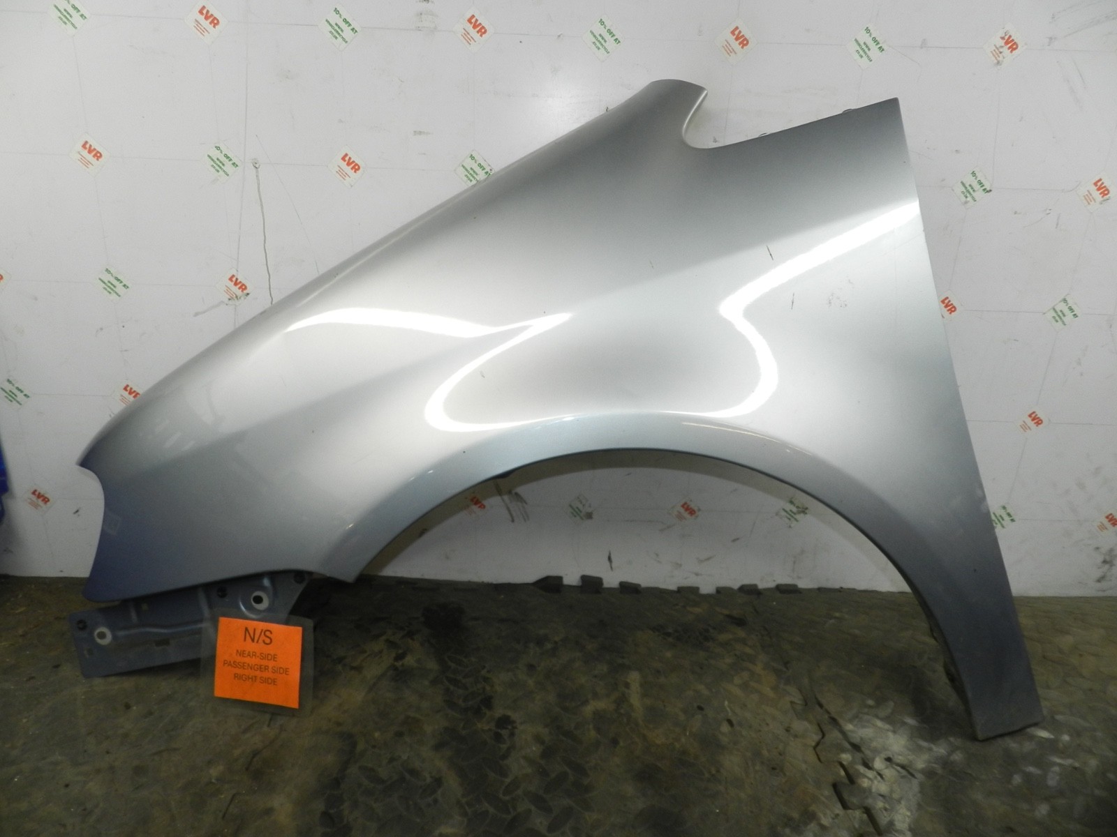 179. 2006 VOLKSWAGEN TOURAN. PASSENGER SIDE WING IN SILVER