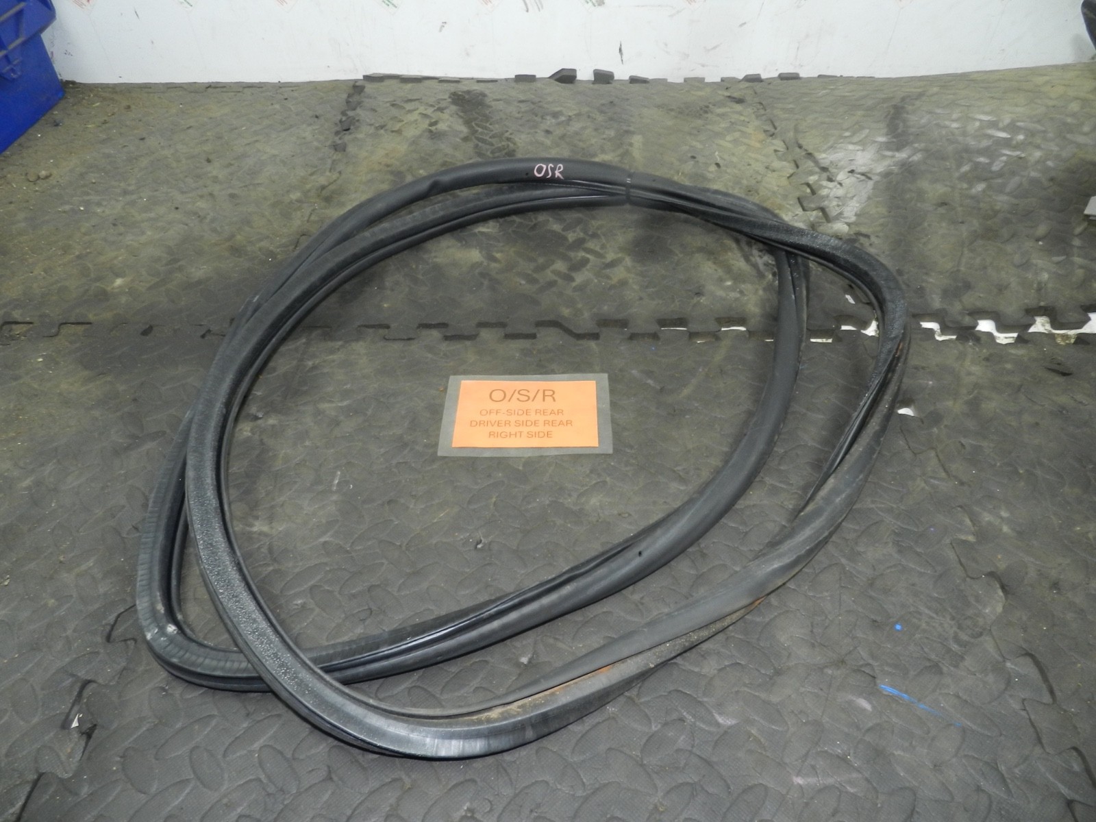 179. 2006 VOLKSWAGEN TOURAN. DRIVER SIDE REAR DOOR RUBBER WEATHER SEAL