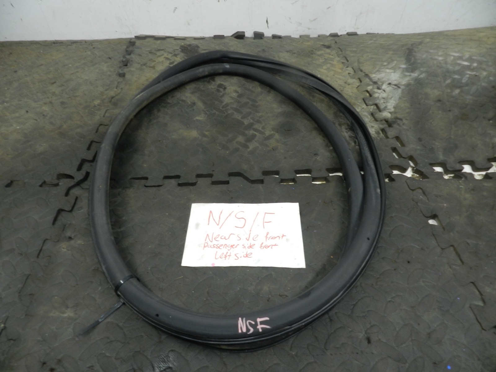 179. 2006 VOLKSWAGEN TOURAN. PASSENGER SIDE FRONT DOOR RUBBER WEATHER SEAL