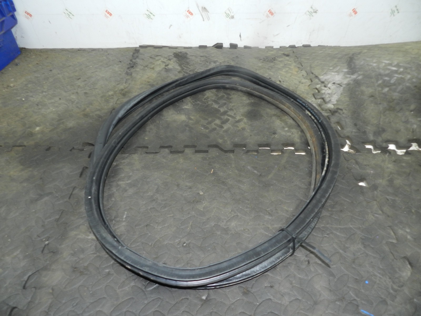 179. 2006 VOLKSWAGEN TOURAN. PASSENGER SIDE FRONT DOOR RUBBER WEATHER SEAL - Image 2